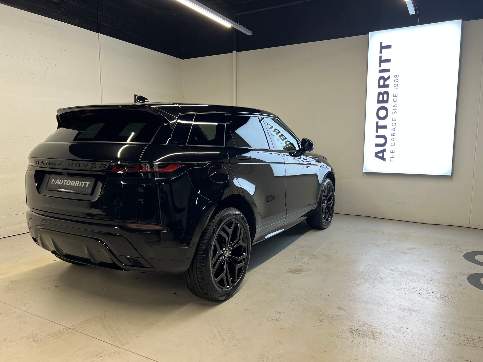 LAND ROVER Range Rover Evoque 2.0 T R-Dynamic SE-showroom-element-1