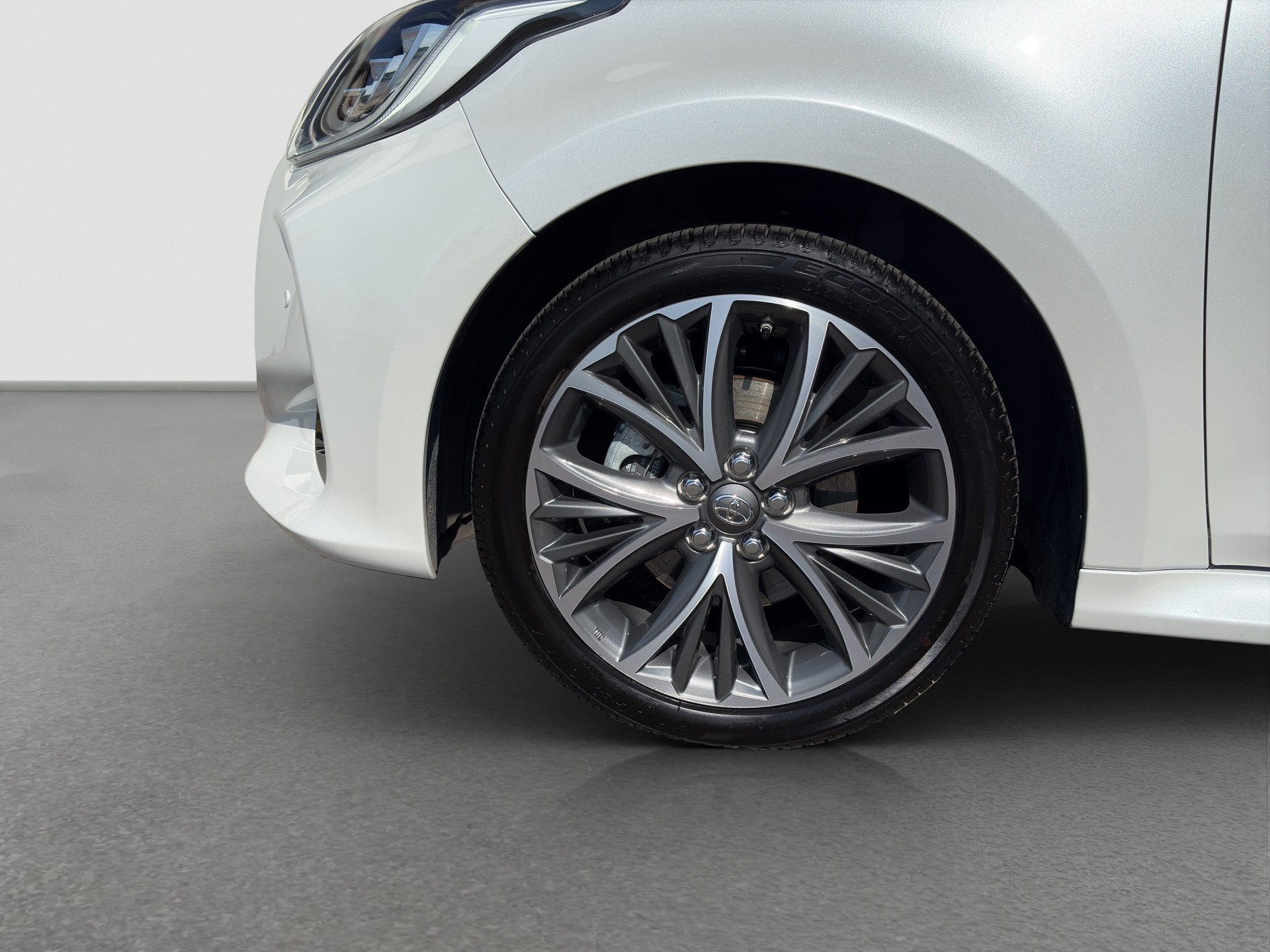 TOYOTA Yaris 1.5 Premium e-CVT-showroom-element-2