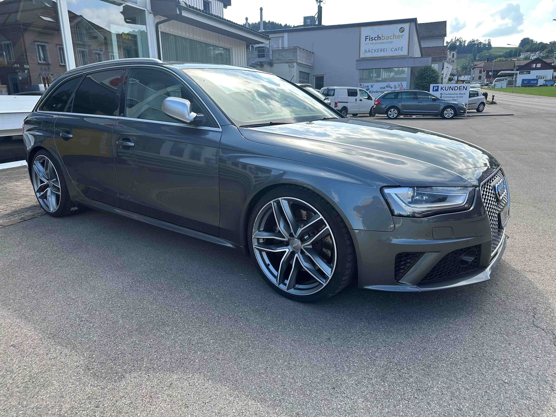 AUDI RS4 Avant 4.2 V8 FSI quattro S-Tronic-image-8