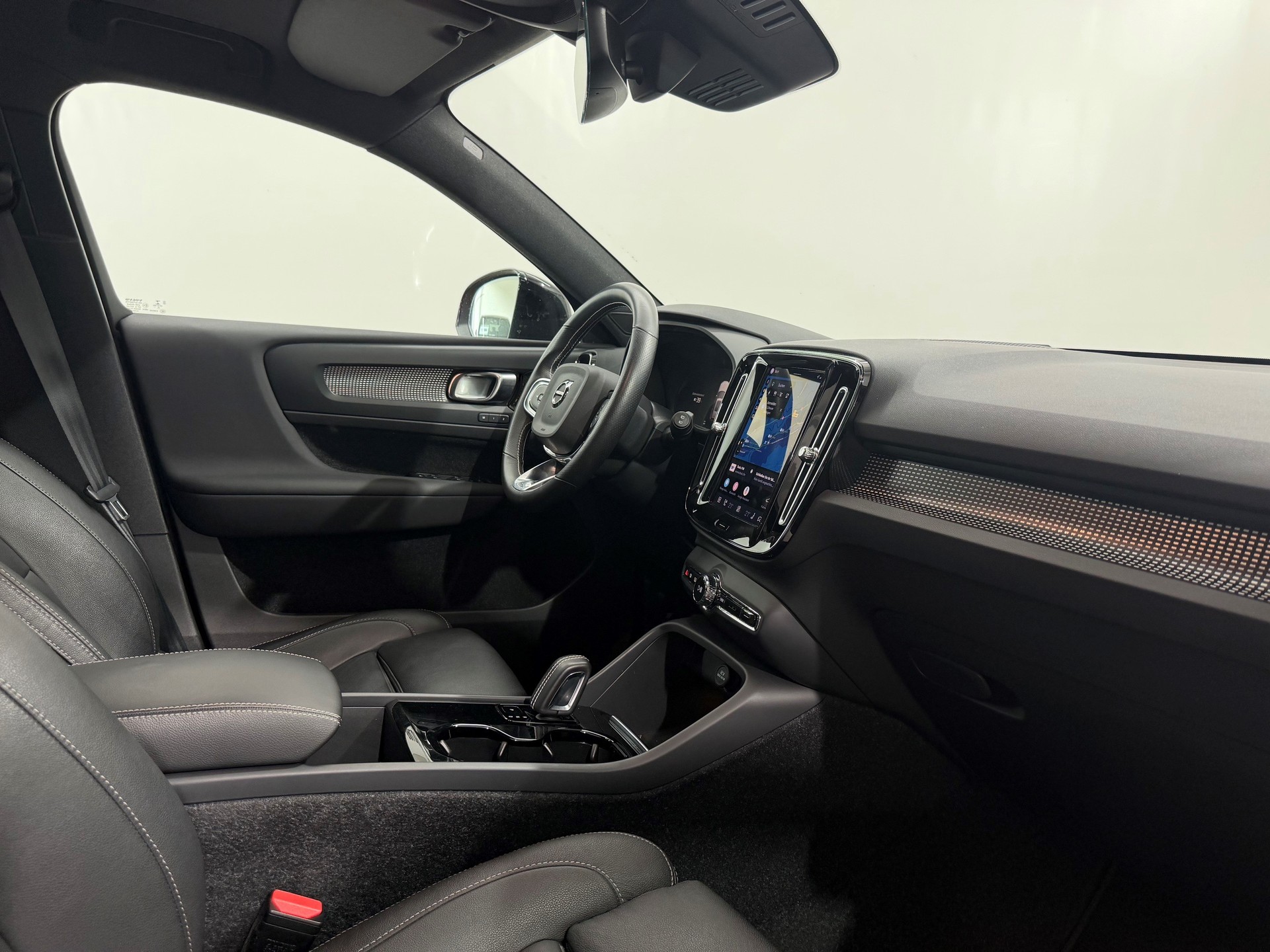 VOLVO XC40 P8 AWD Pure Electric R-Design-showroom-element-3