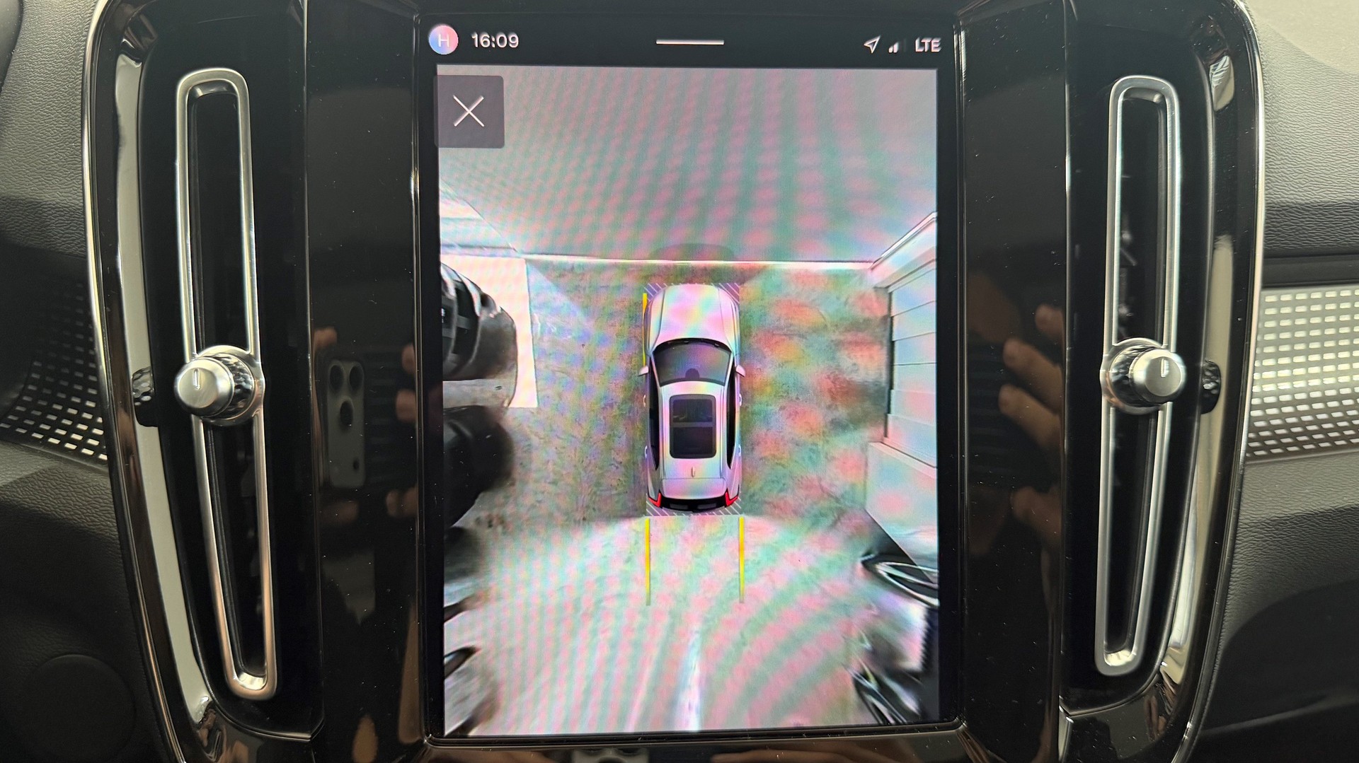 VOLVO XC40 P8 AWD Pure Electric R-Design-image-8