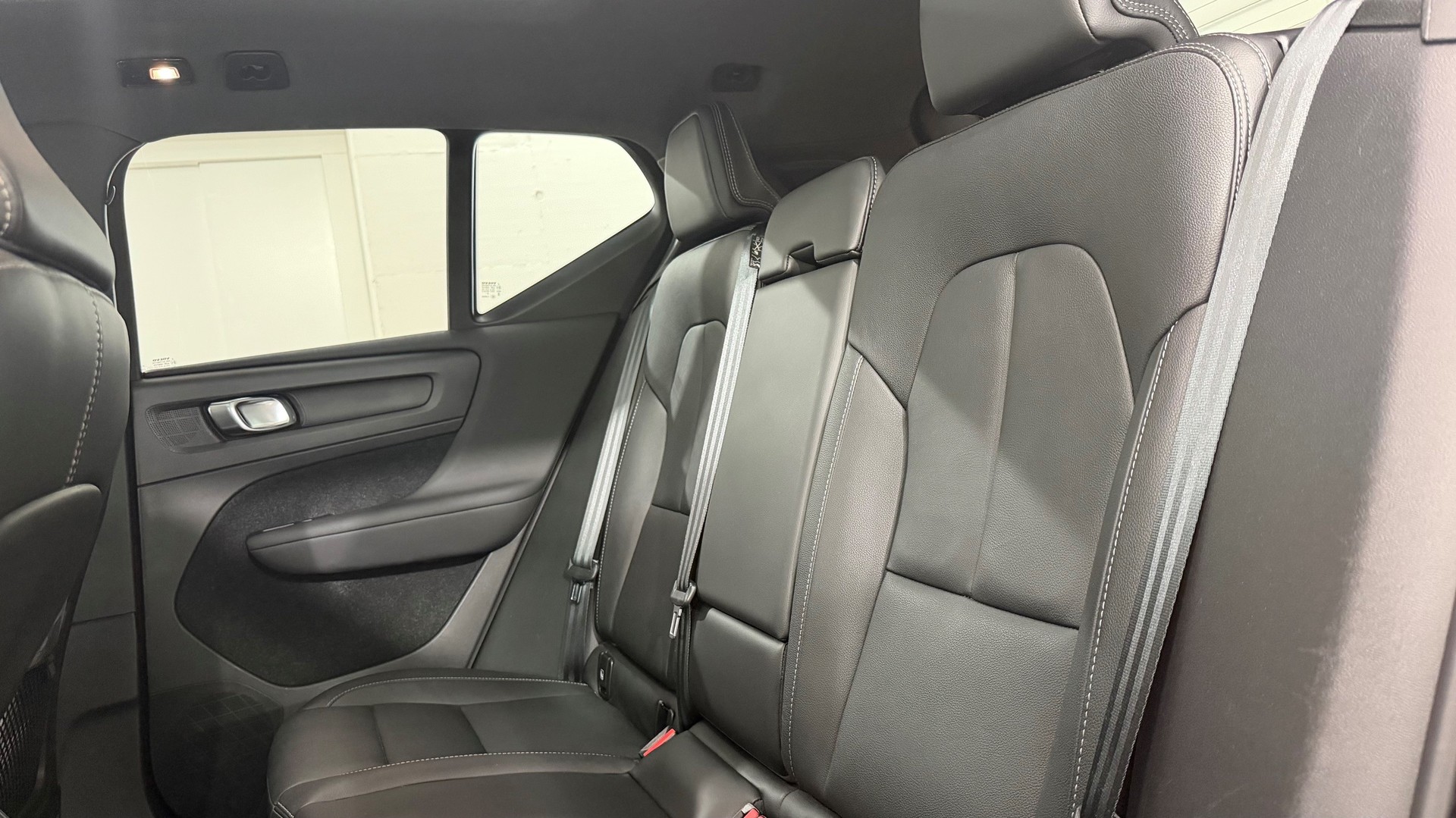 VOLVO XC40 P8 AWD Pure Electric R-Design-image-5