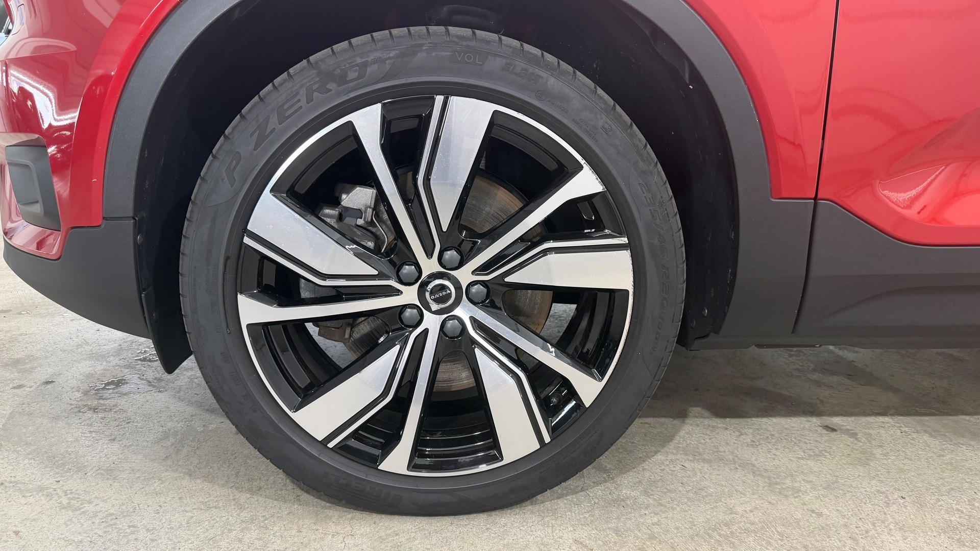 VOLVO XC40 P8 AWD Pure Electric R-Design-image-10