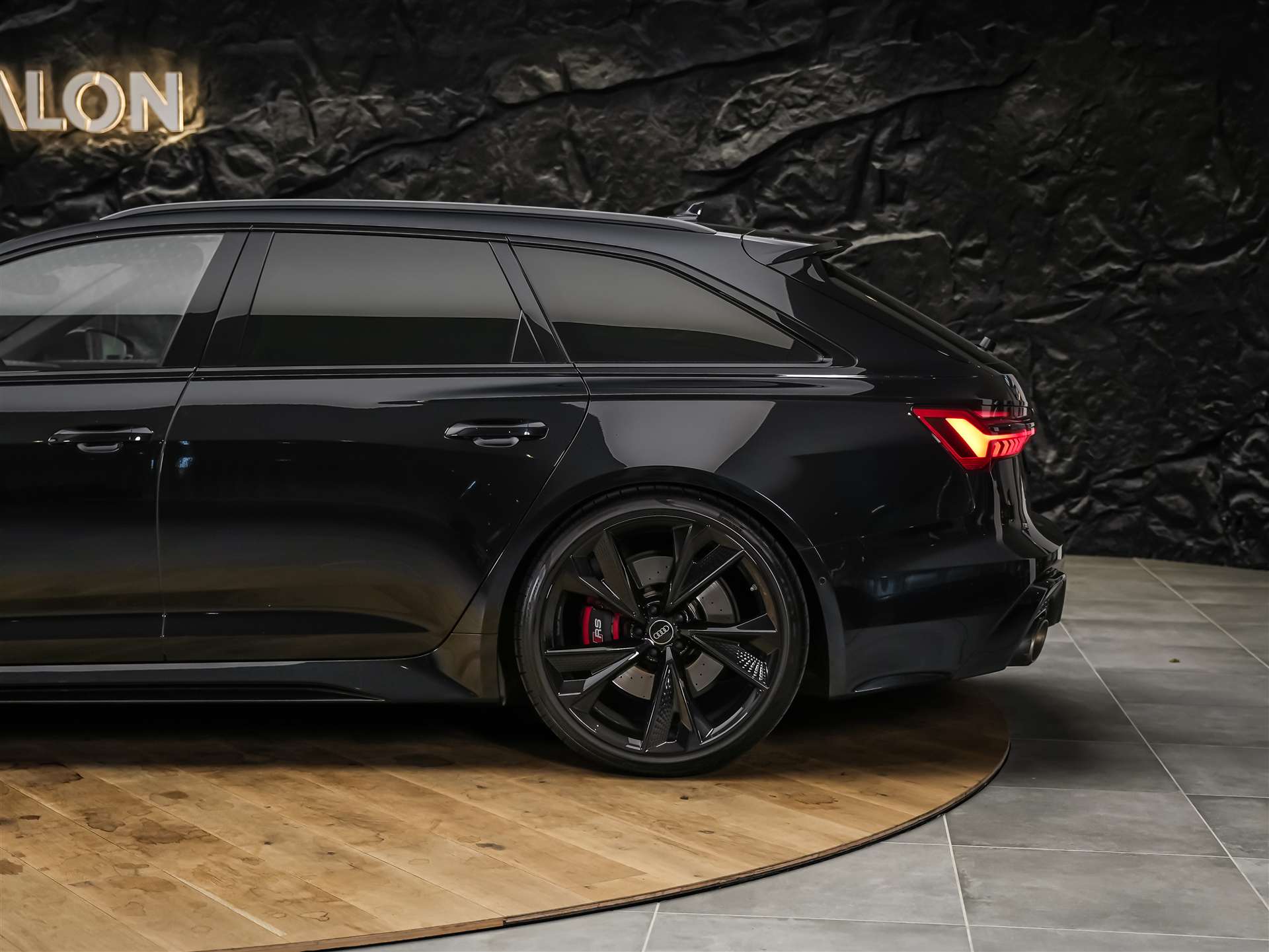 AUDI RS6 Avant 4.0 TFSI V8 quattro *Akrapovic*Allradlenkung*Standheizung*Sitzlüftung*-image-18