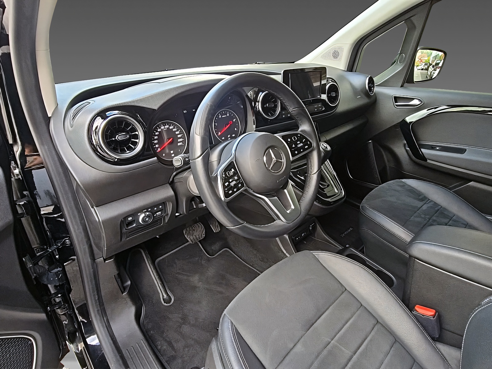 MERCEDES-BENZ T 180 d Style-image-7