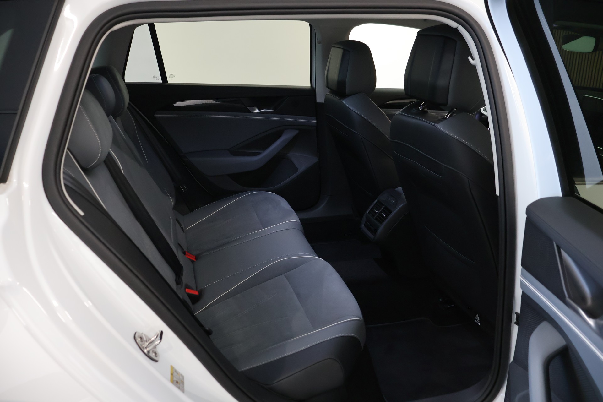 VW Passat Variant 2.0 TDI evo Business 4 Motion DSG-image-13