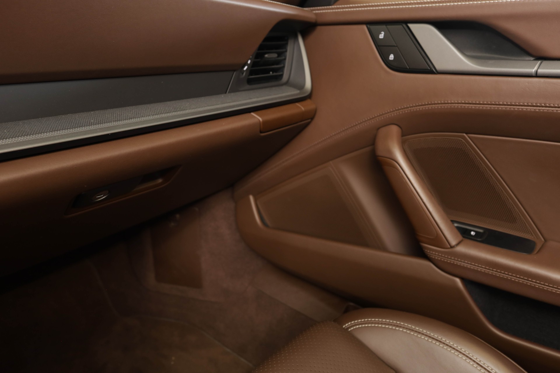 PORSCHE 911 Targa 4 PDK • Échappement sport • BOSE • Cuir intégral brun-image-23