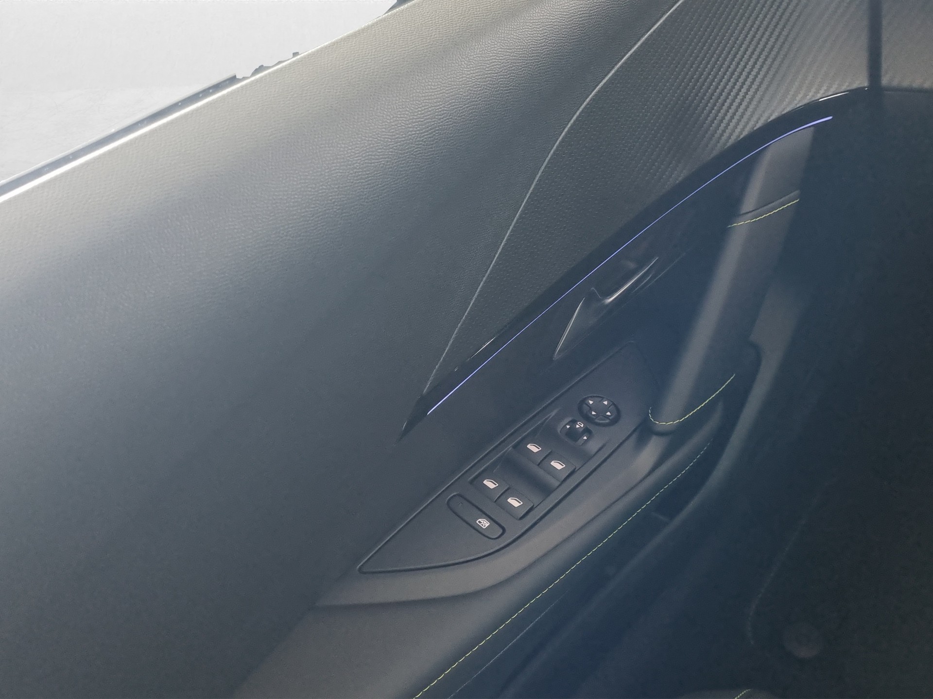 PEUGEOT 208 54kWh e-GT-image-11