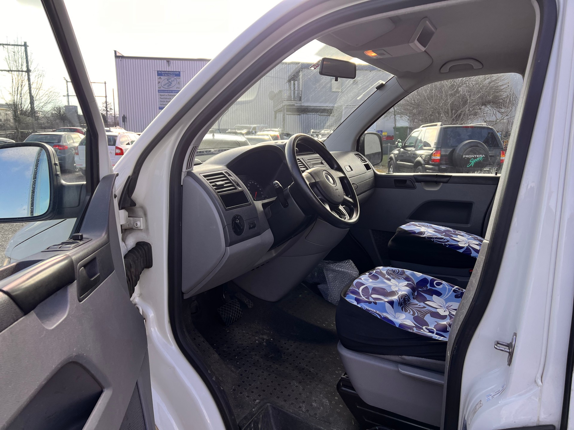 VW T5 Multivan Startline 2.5 TDI Tiptronic-image-8