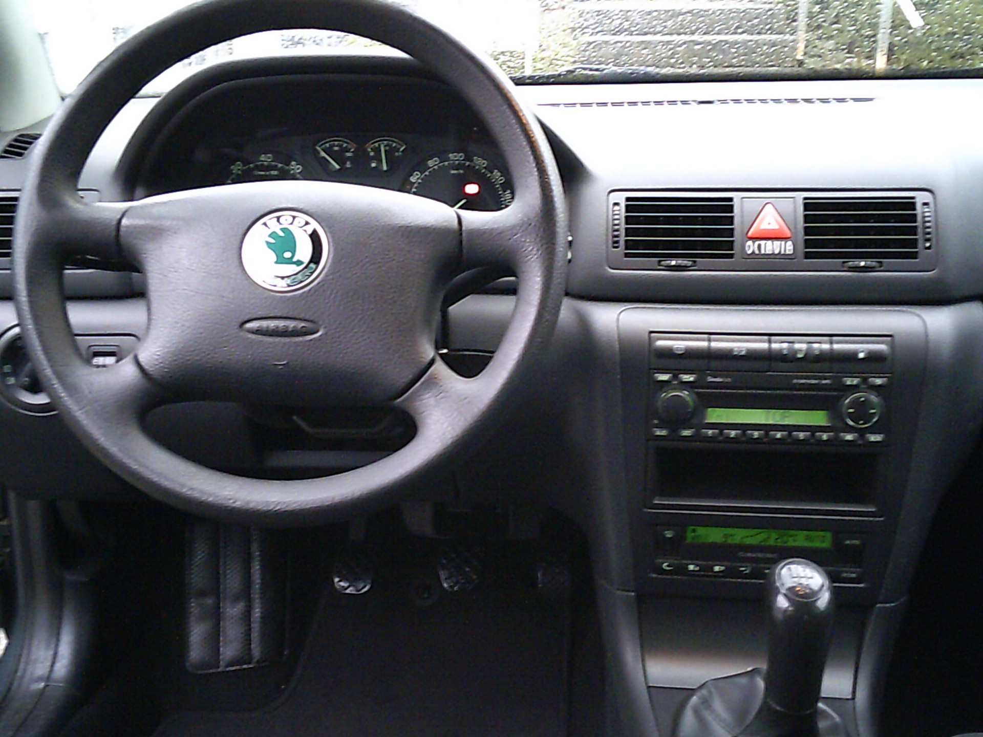 SKODA Octavia 1.8 Turbo Tour-image-9