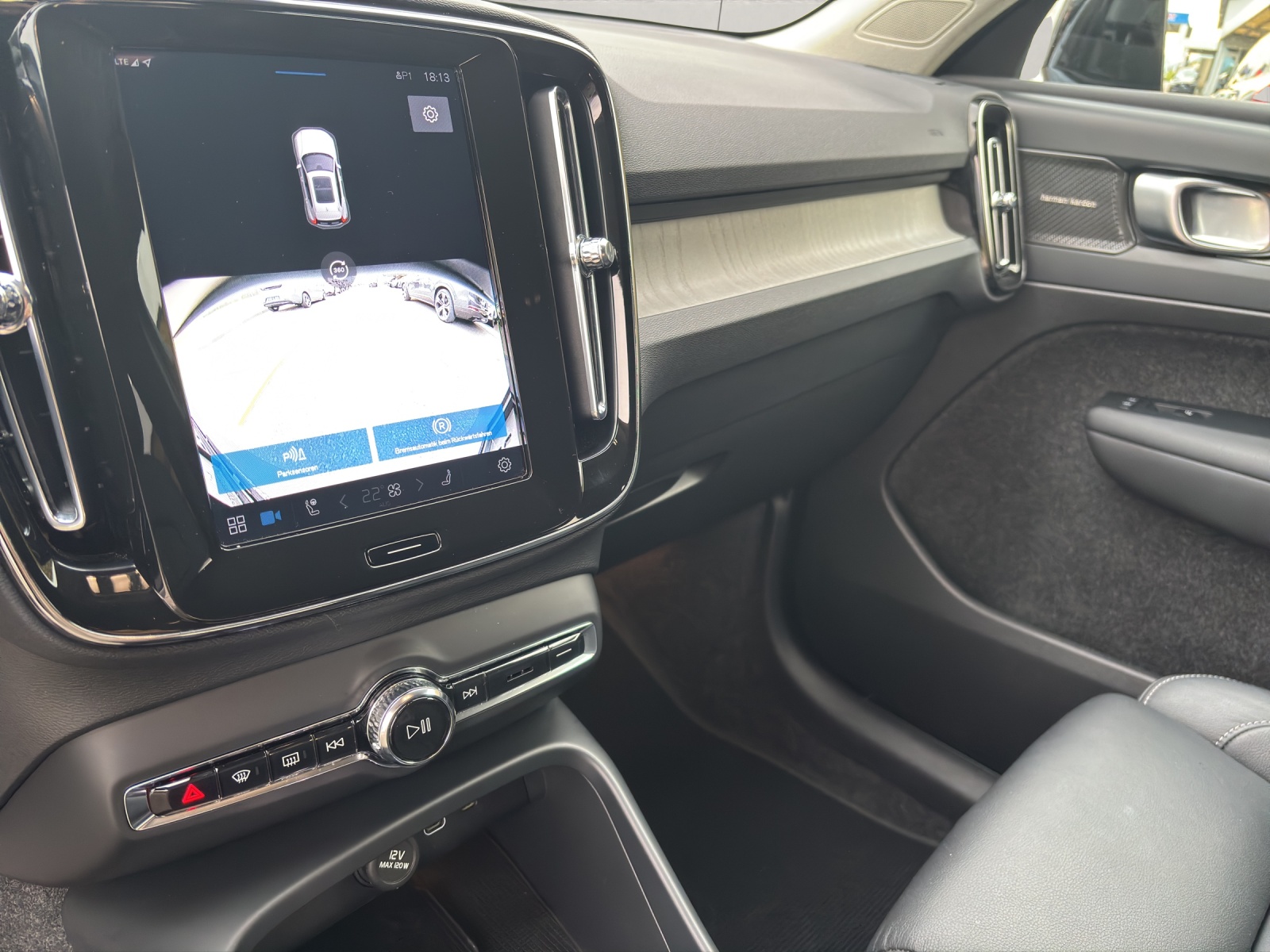 VOLVO XC40 2.0 B4 MH Plus Dark-image-8