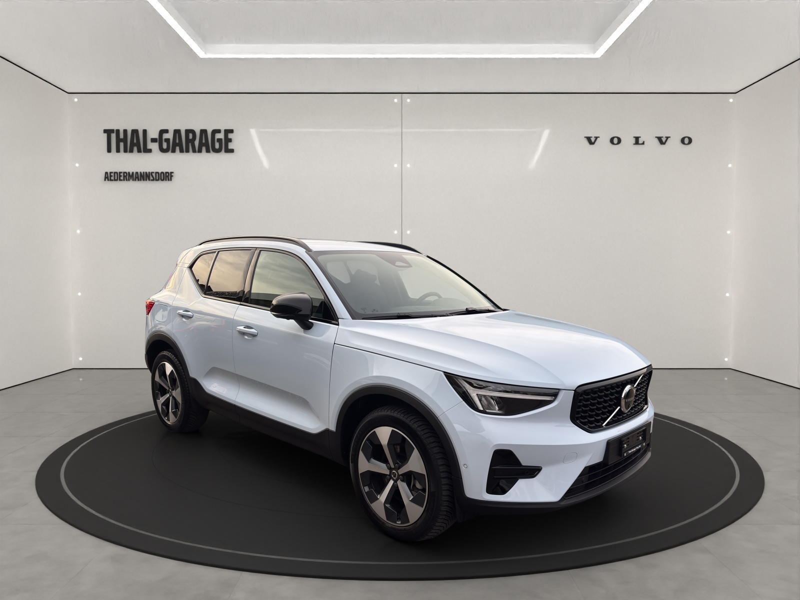 VOLVO XC40 2.0 B4 MH Plus Dark-showroom-element-2