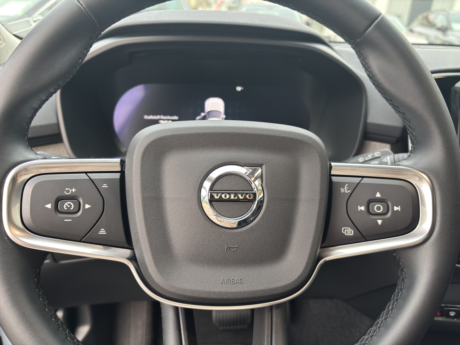 VOLVO XC40 2.0 B4 MH Plus Dark-image-7