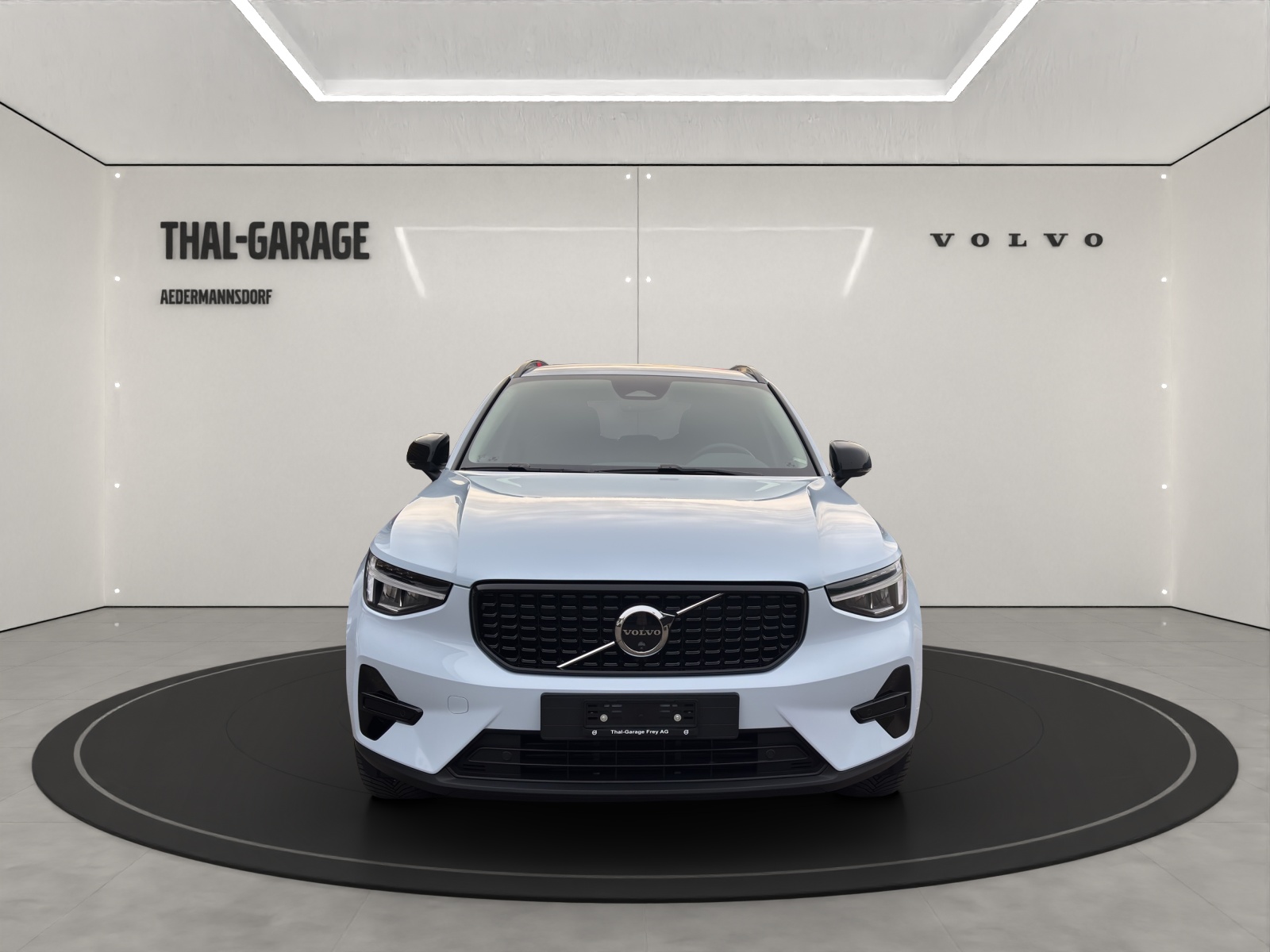 VOLVO XC40 2.0 B4 MH Plus Dark-showroom-element-1