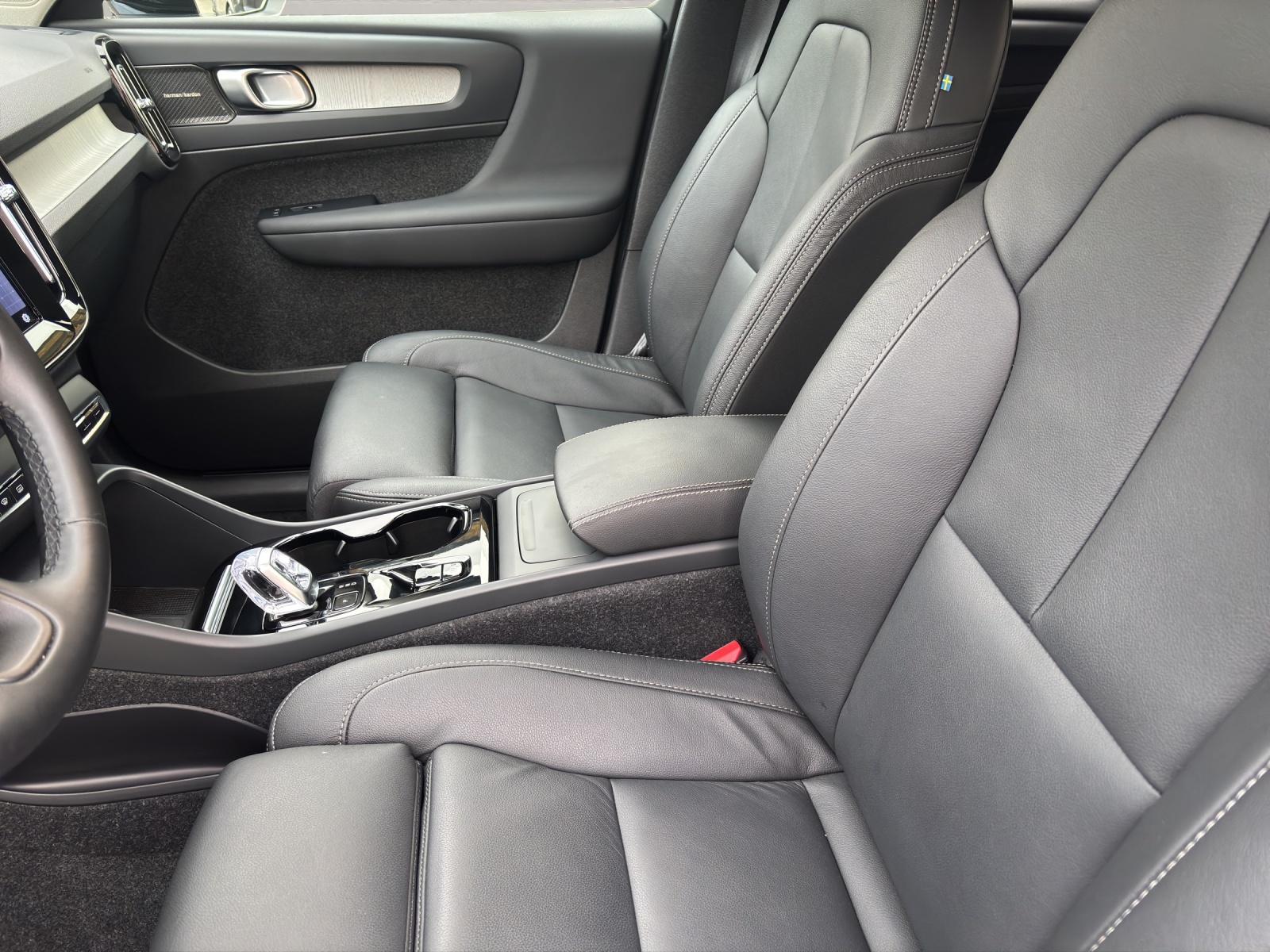 VOLVO XC40 2.0 B4 MH Plus Dark-image-5