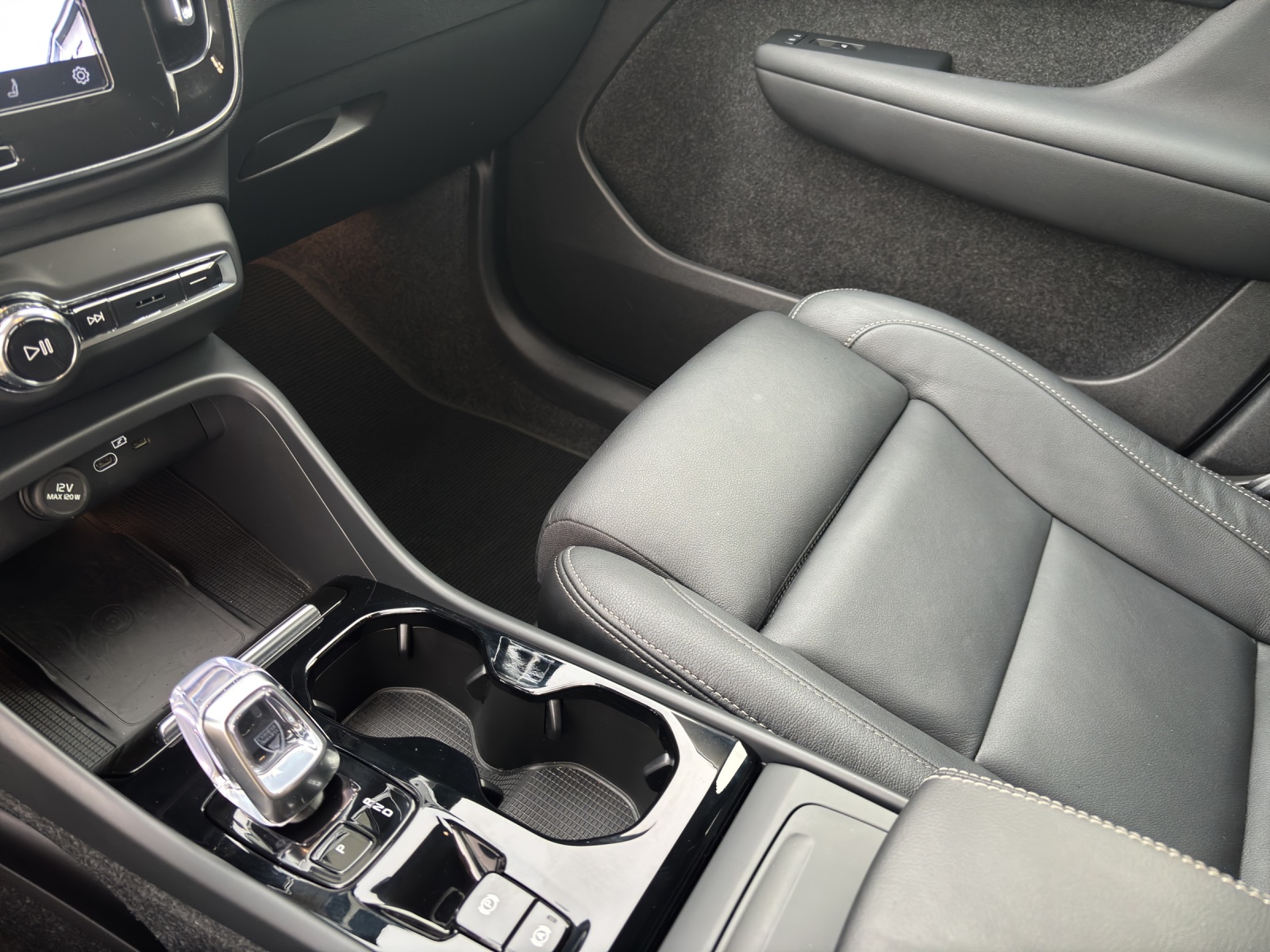 VOLVO XC40 2.0 B4 MH Plus Dark-image-9