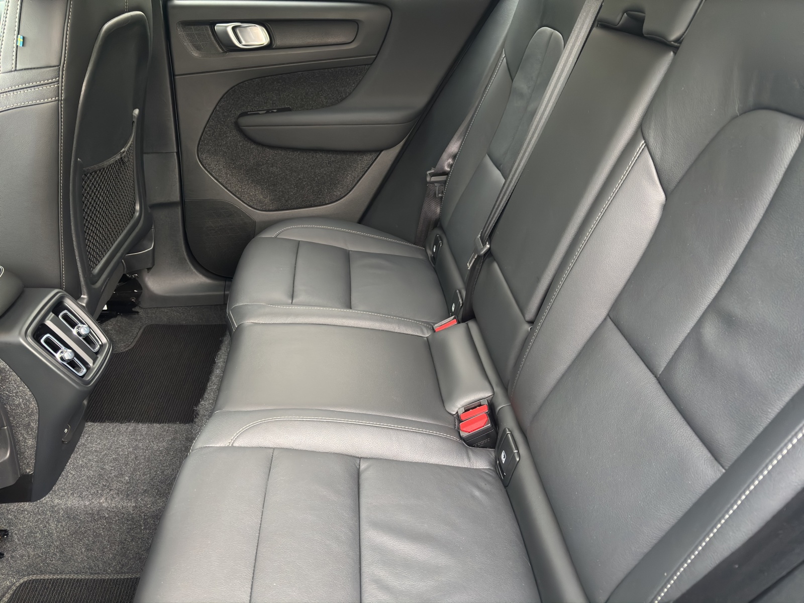 VOLVO XC40 2.0 B4 MH Plus Dark-image-6