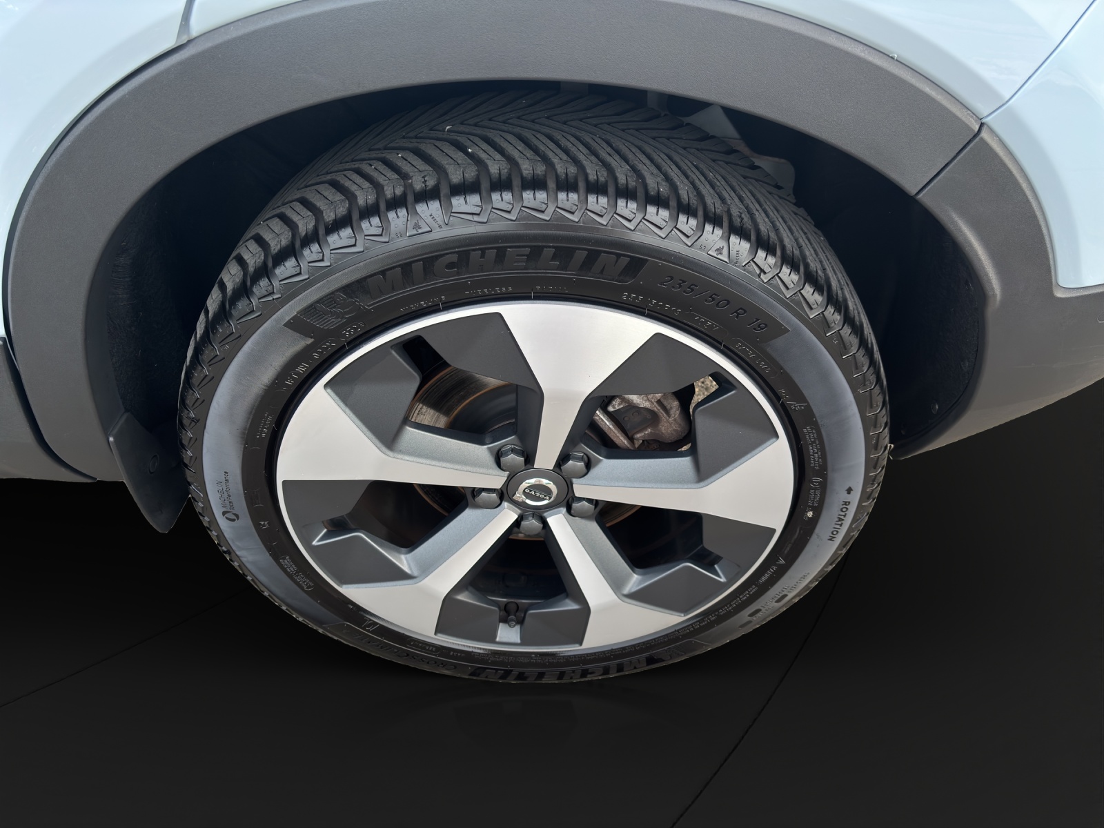 VOLVO XC40 2.0 B4 MH Plus Dark-image-4