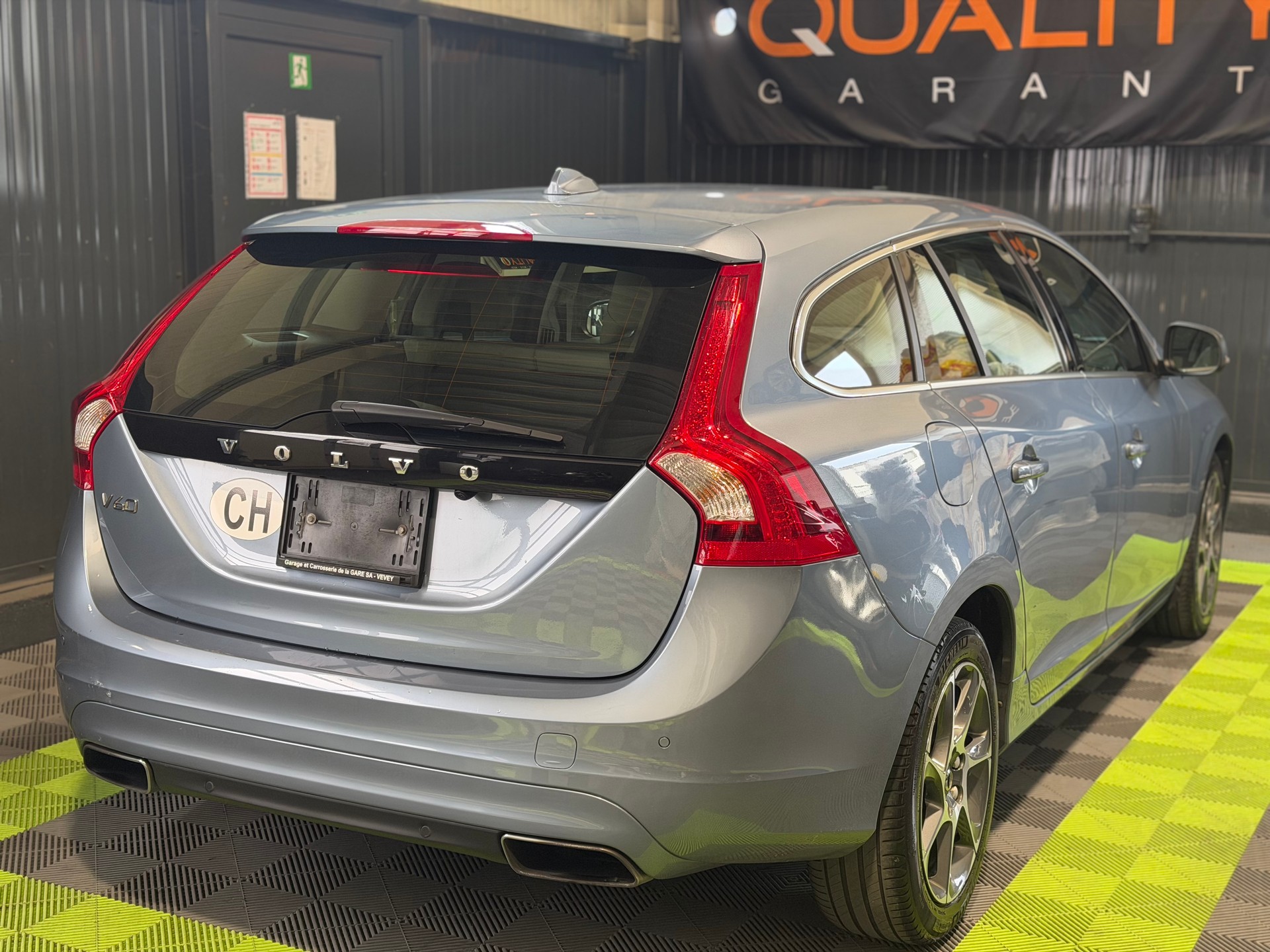 VOLVO V60 T3 Summum Geartronic-image-4