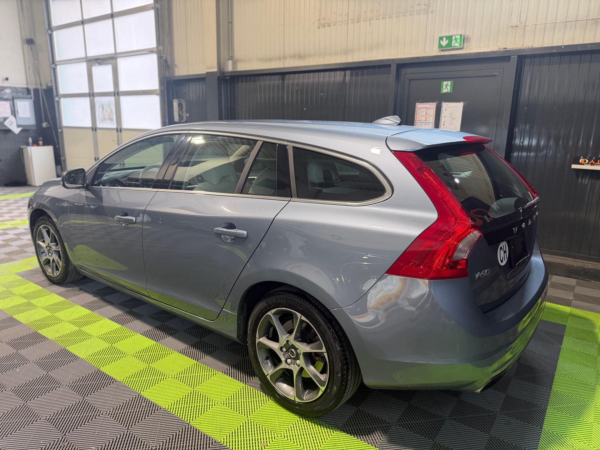 VOLVO V60 T3 Summum Geartronic-image-3