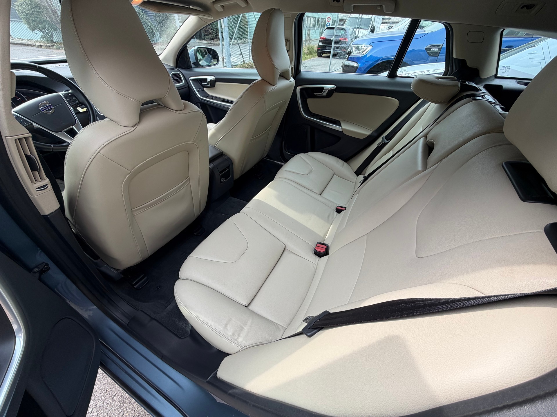 VOLVO V60 T3 Summum Geartronic-image-8