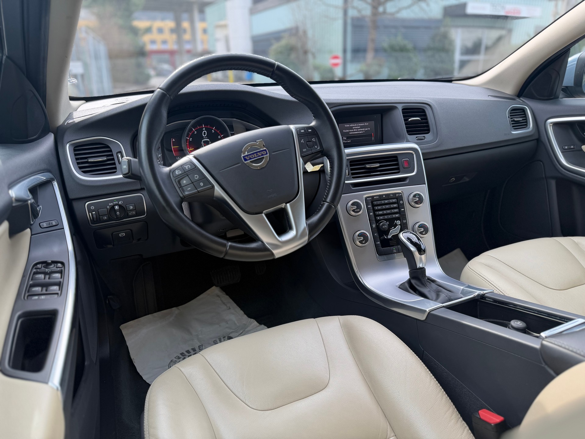 VOLVO V60 T3 Summum Geartronic-image-11