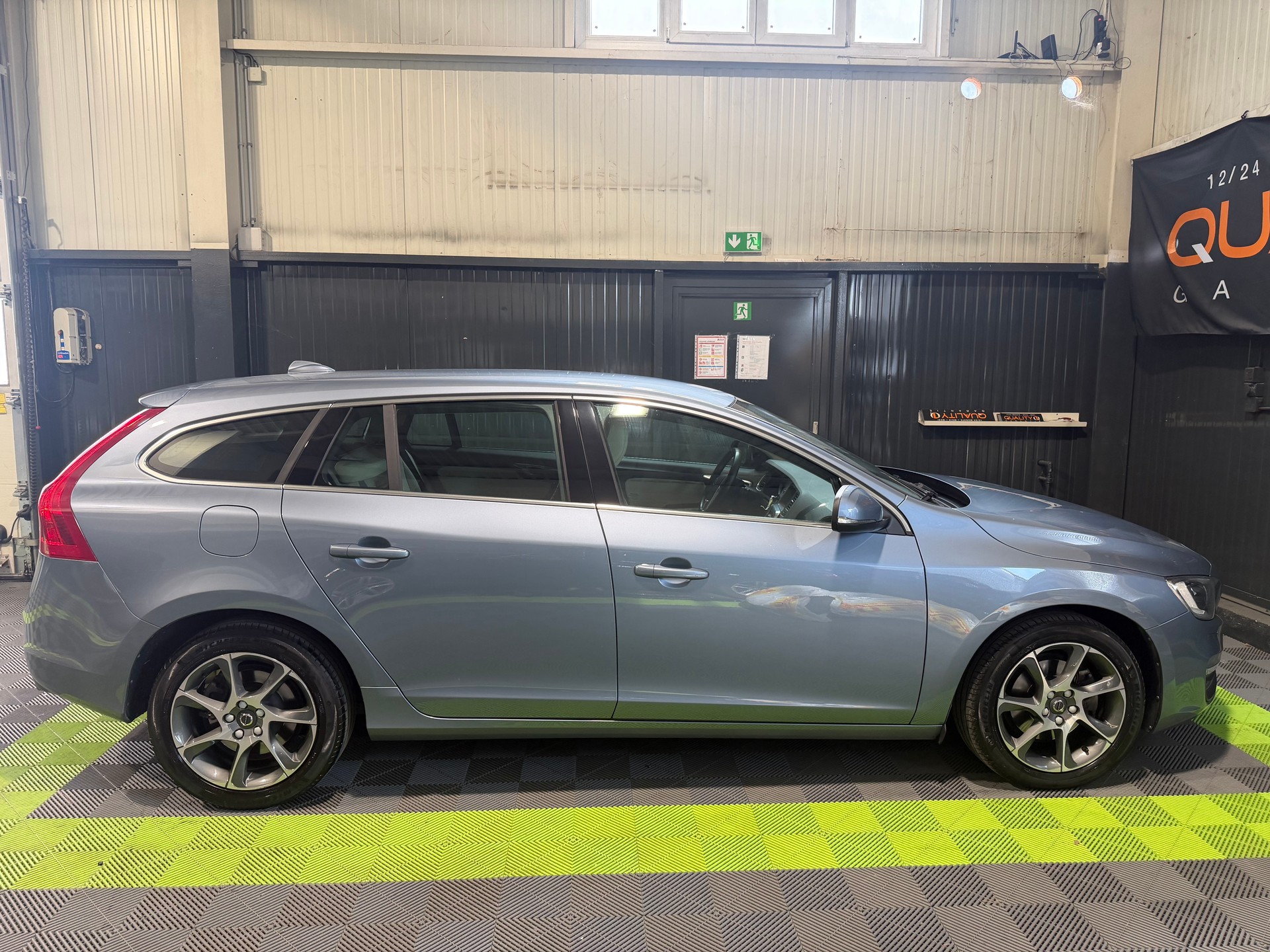 VOLVO V60 T3 Summum Geartronic-image-6