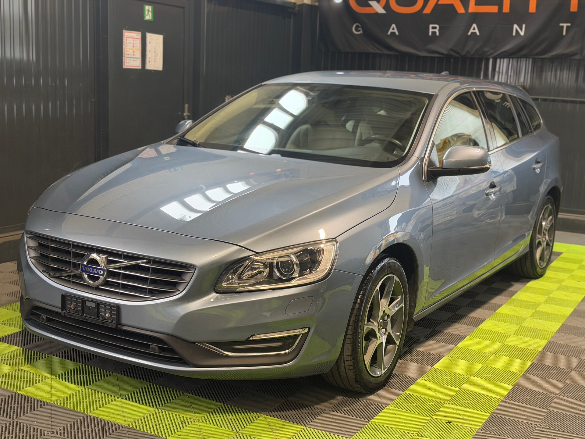 VOLVO V60 T3 Summum Geartronic