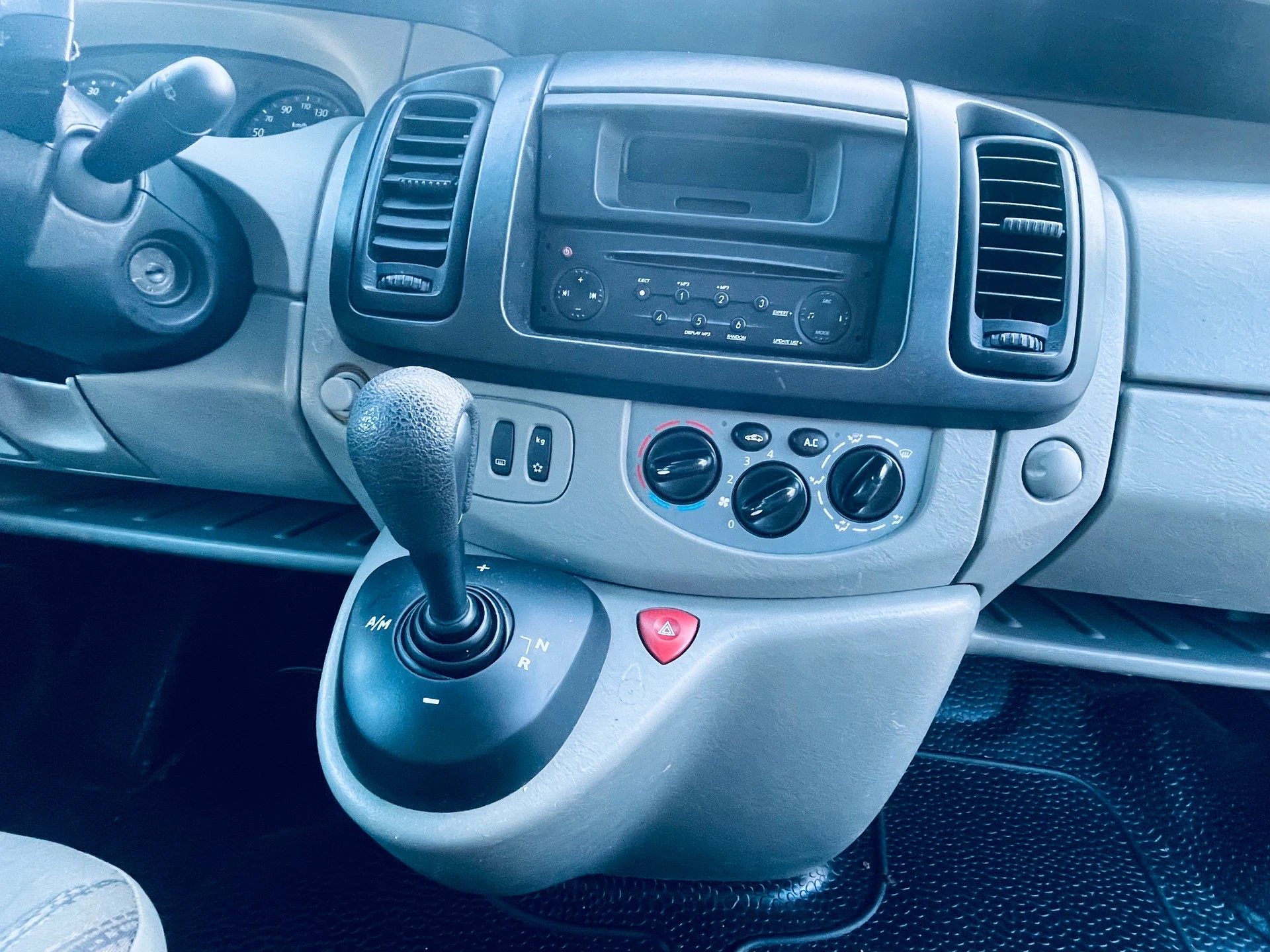 NISSAN Primastar 2.5dCi 150 Premium 2.9t-image-3