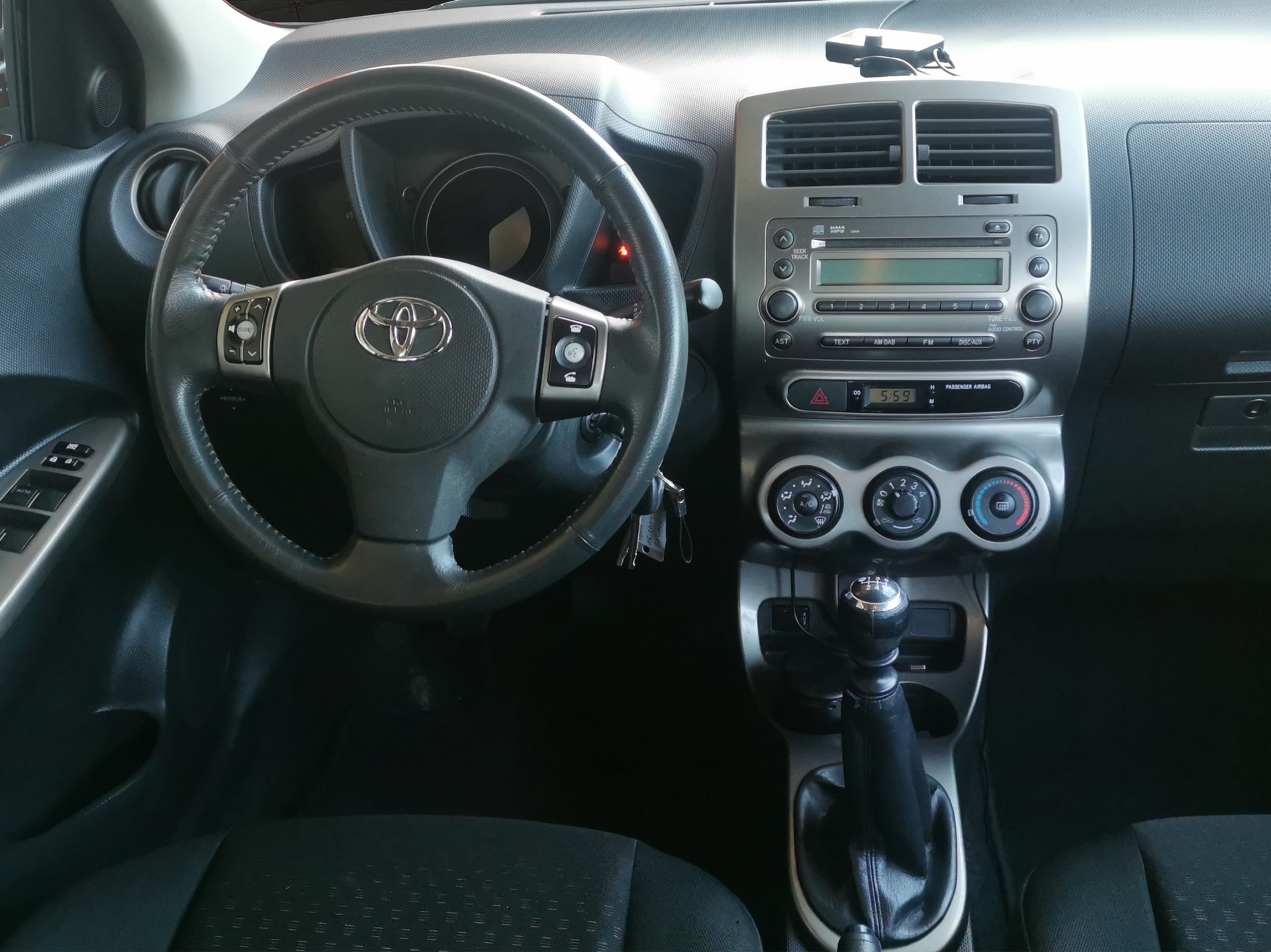 TOYOTA UrbanCruiser 1.4 D-4D Linea Terra 4WD-image-13