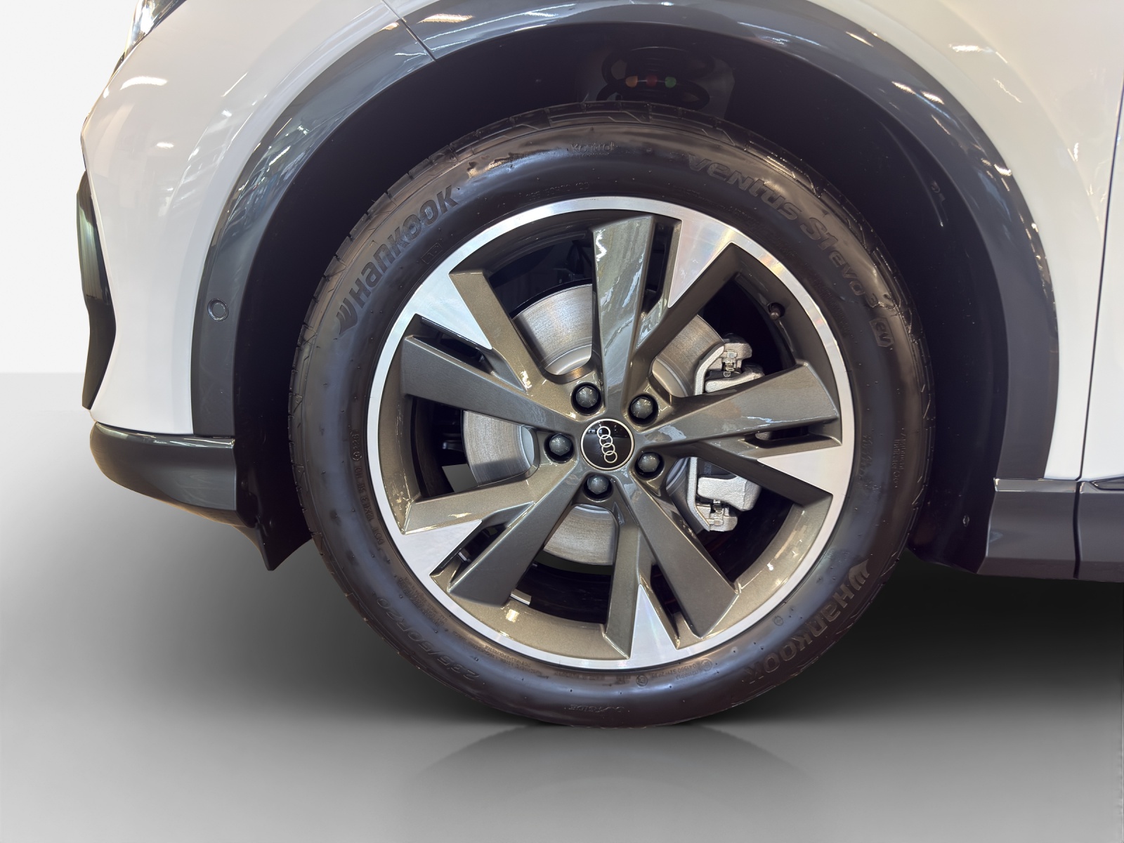 AUDI Q4 e-tron 45 quattro-image-12