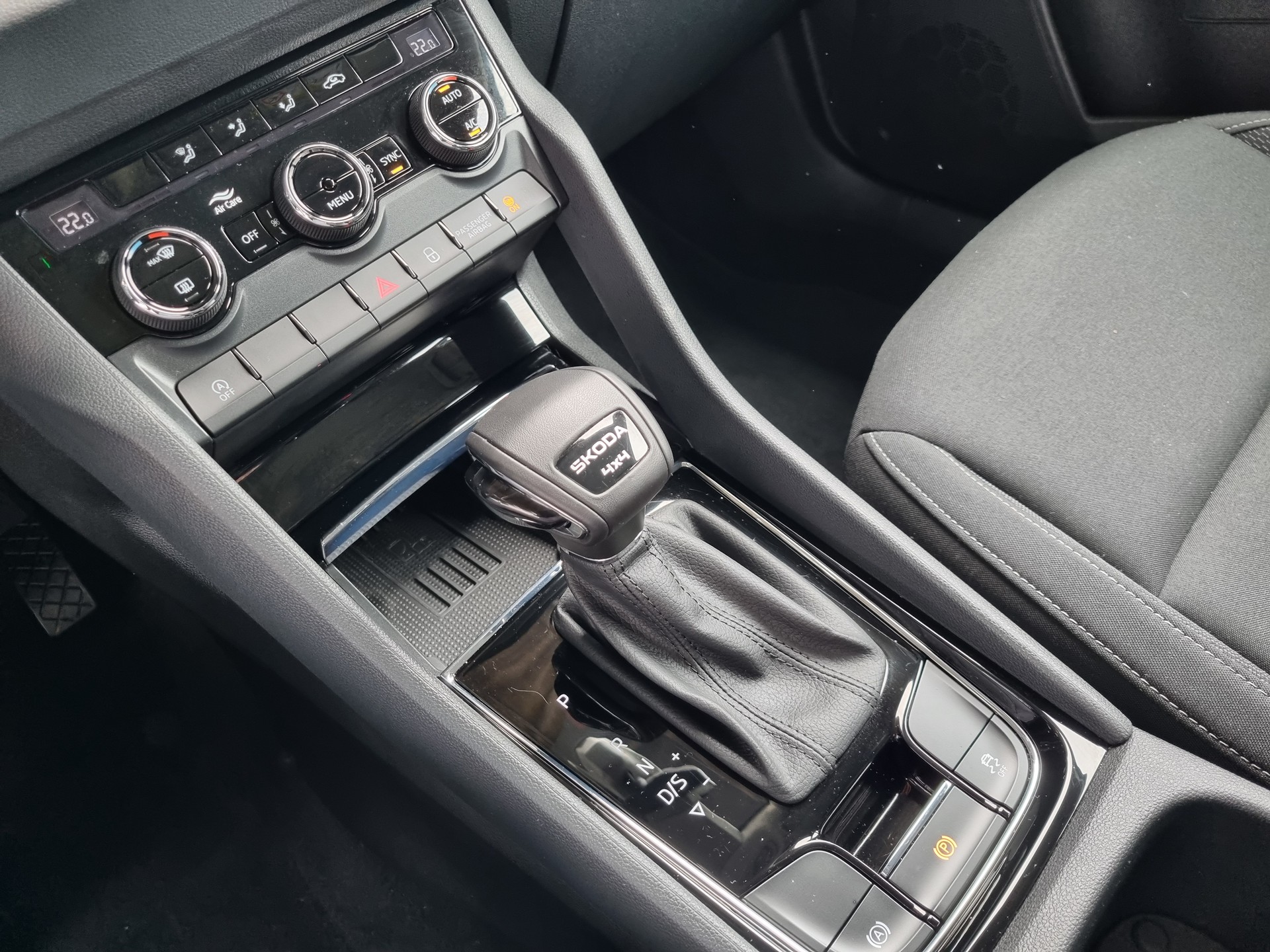 SKODA Karoq 2.0 TDI CR Selection 4x4 DSG-image-11