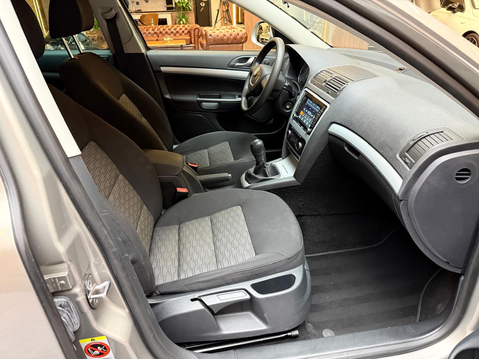 SKODA Octavia Combi 1.8 T-FSI Ambiente-image-14