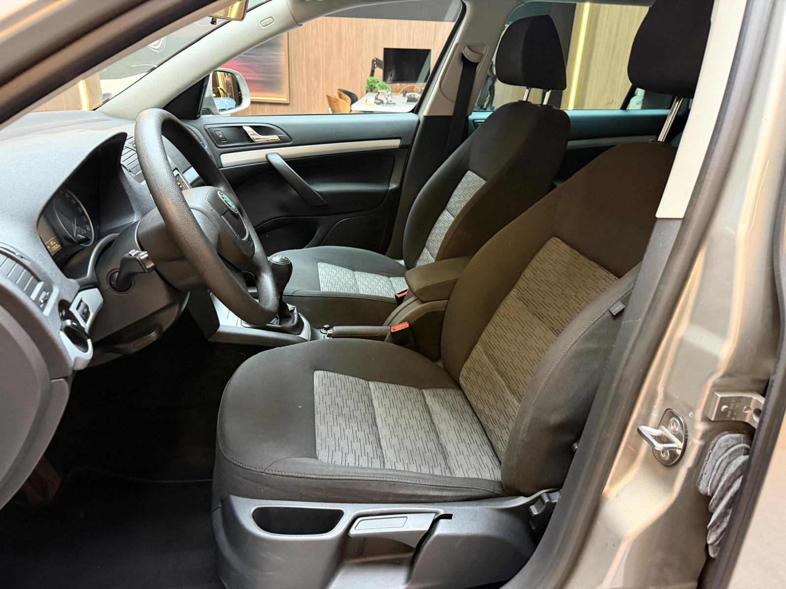 SKODA Octavia Combi 1.8 T-FSI Ambiente-image-13
