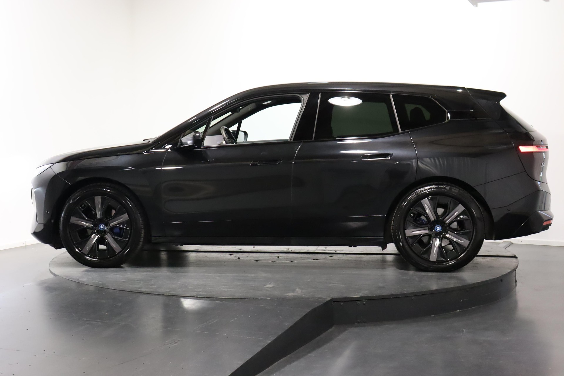 BMW iX xDrive50-showroom-element-3