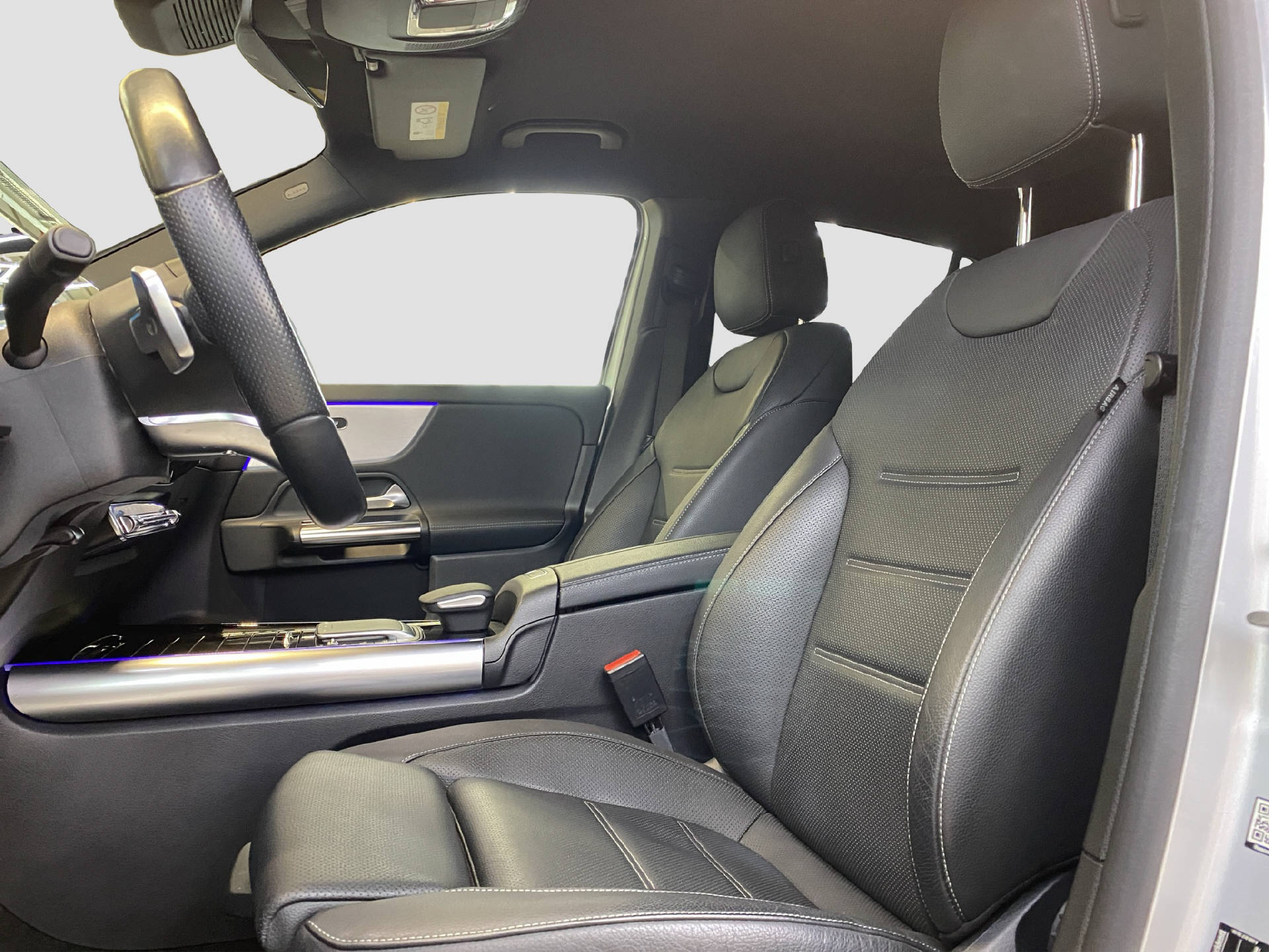 MERCEDES-BENZ EQA 250 AMG Line-image-12