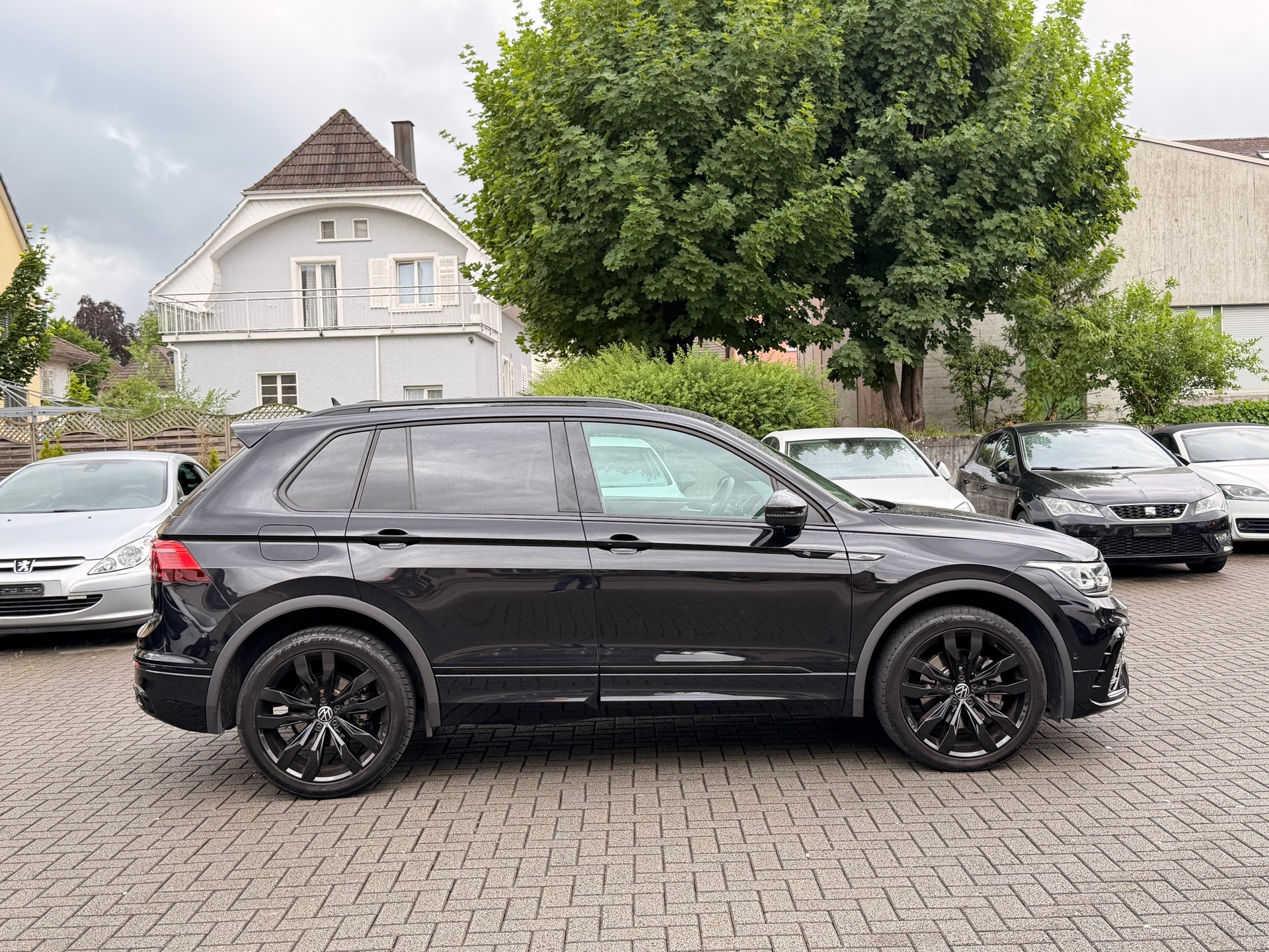 VW Tiguan 2.0 TDI SCR R-Line 4Motion DSG black edition-image-9