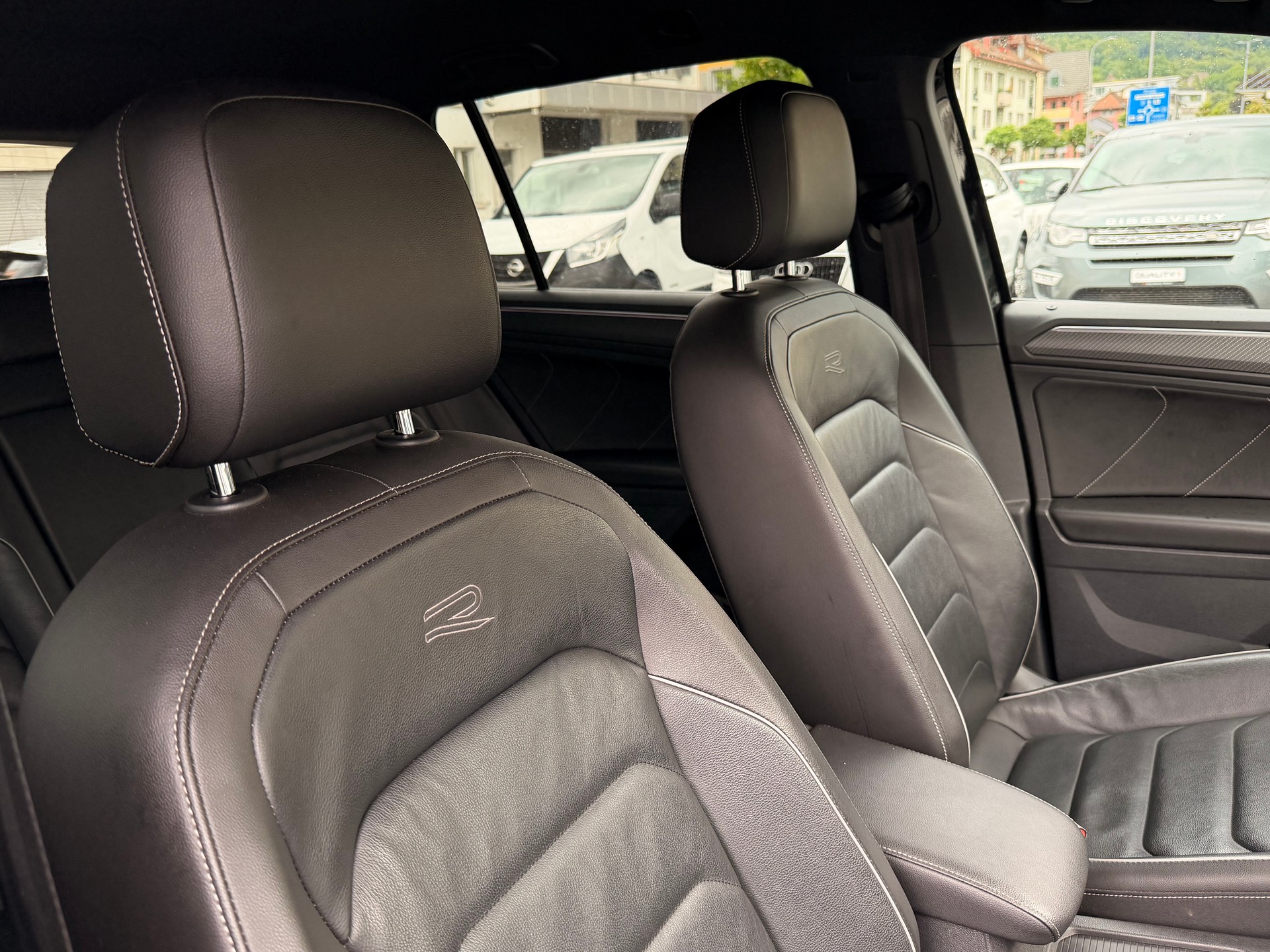 VW Tiguan 2.0 TDI SCR R-Line 4Motion DSG black edition-image-13