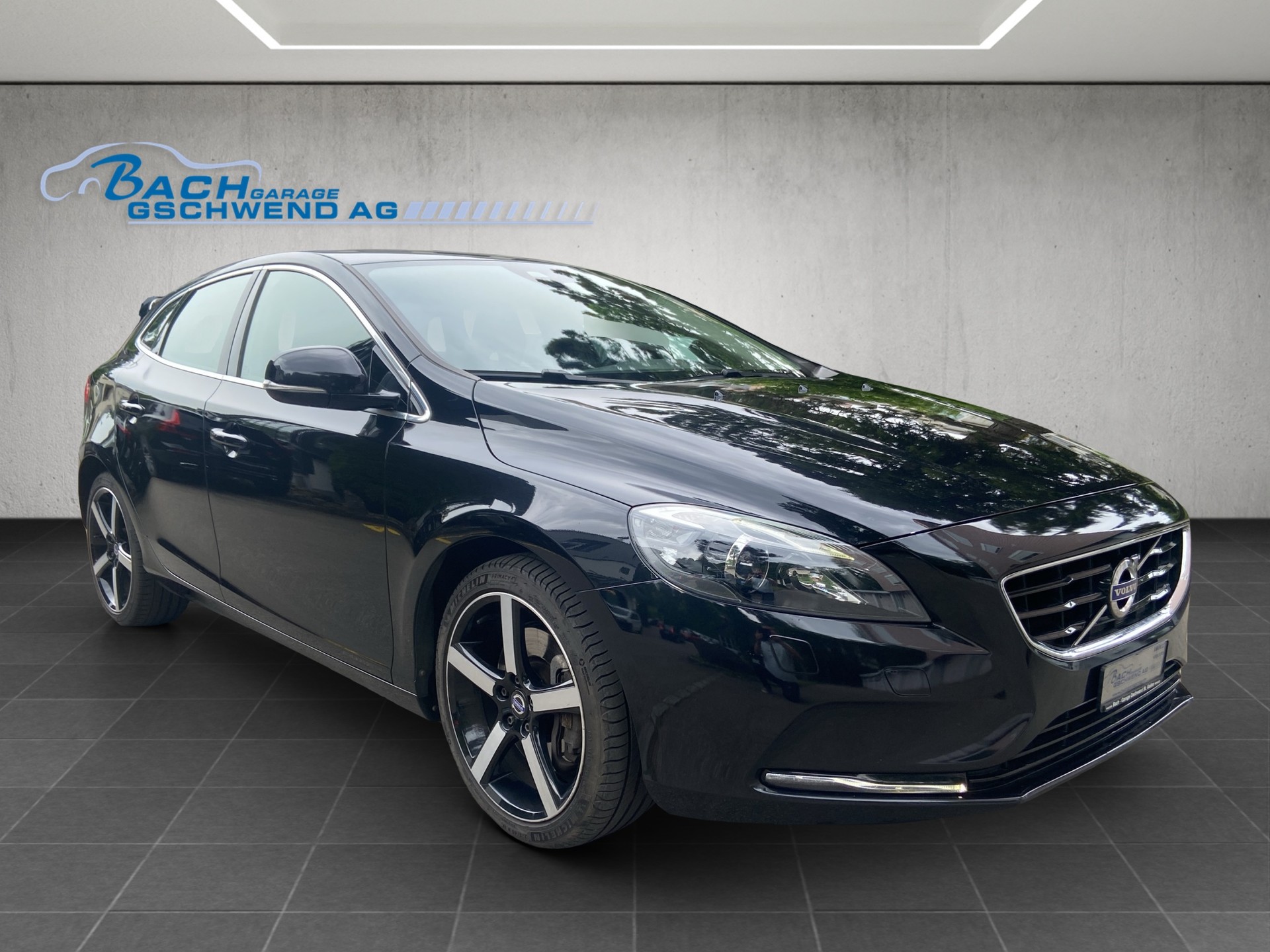 VOLVO V40 D3 Momentum Geartronic-showroom-element-1