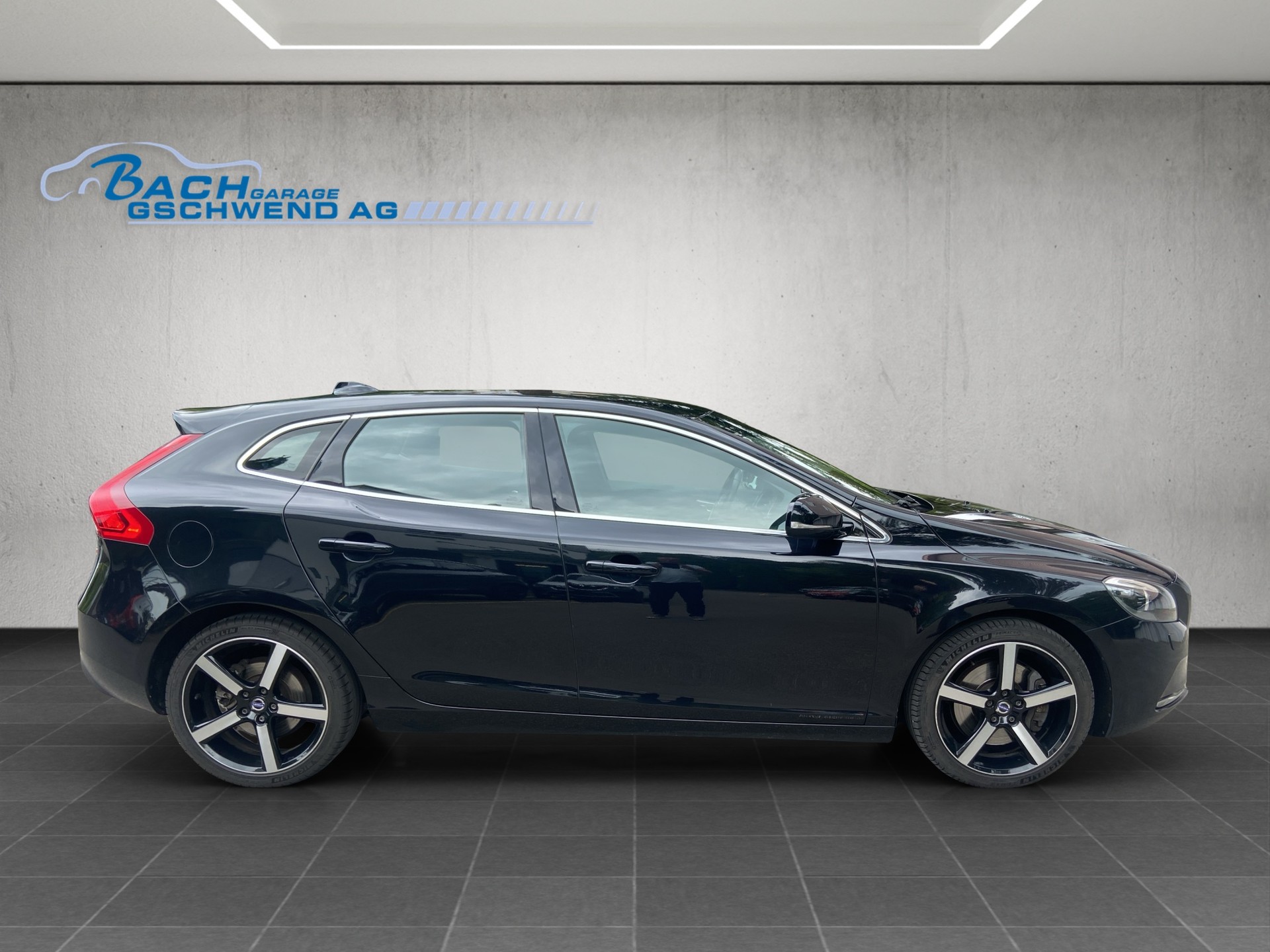 VOLVO V40 D3 Momentum Geartronic-showroom-element-2
