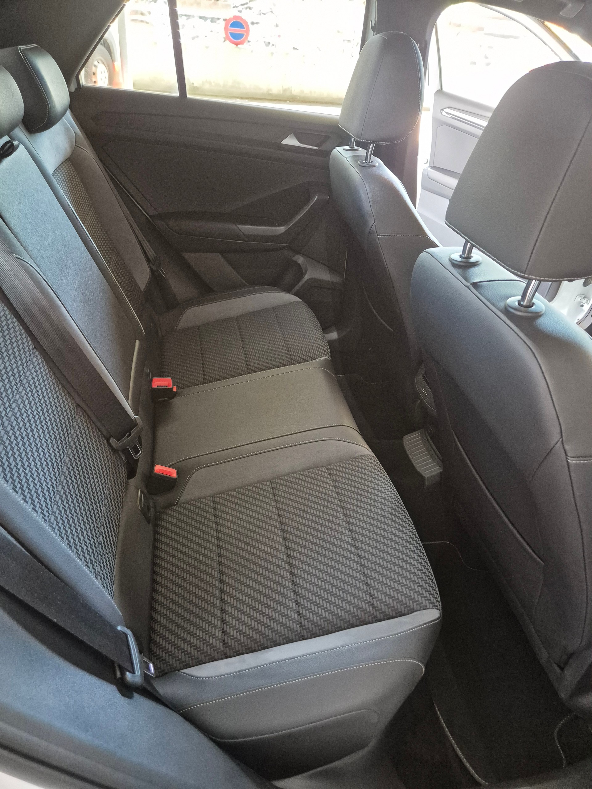 VW T-Roc 1.0 TSI Advance *R-Line*-image-10