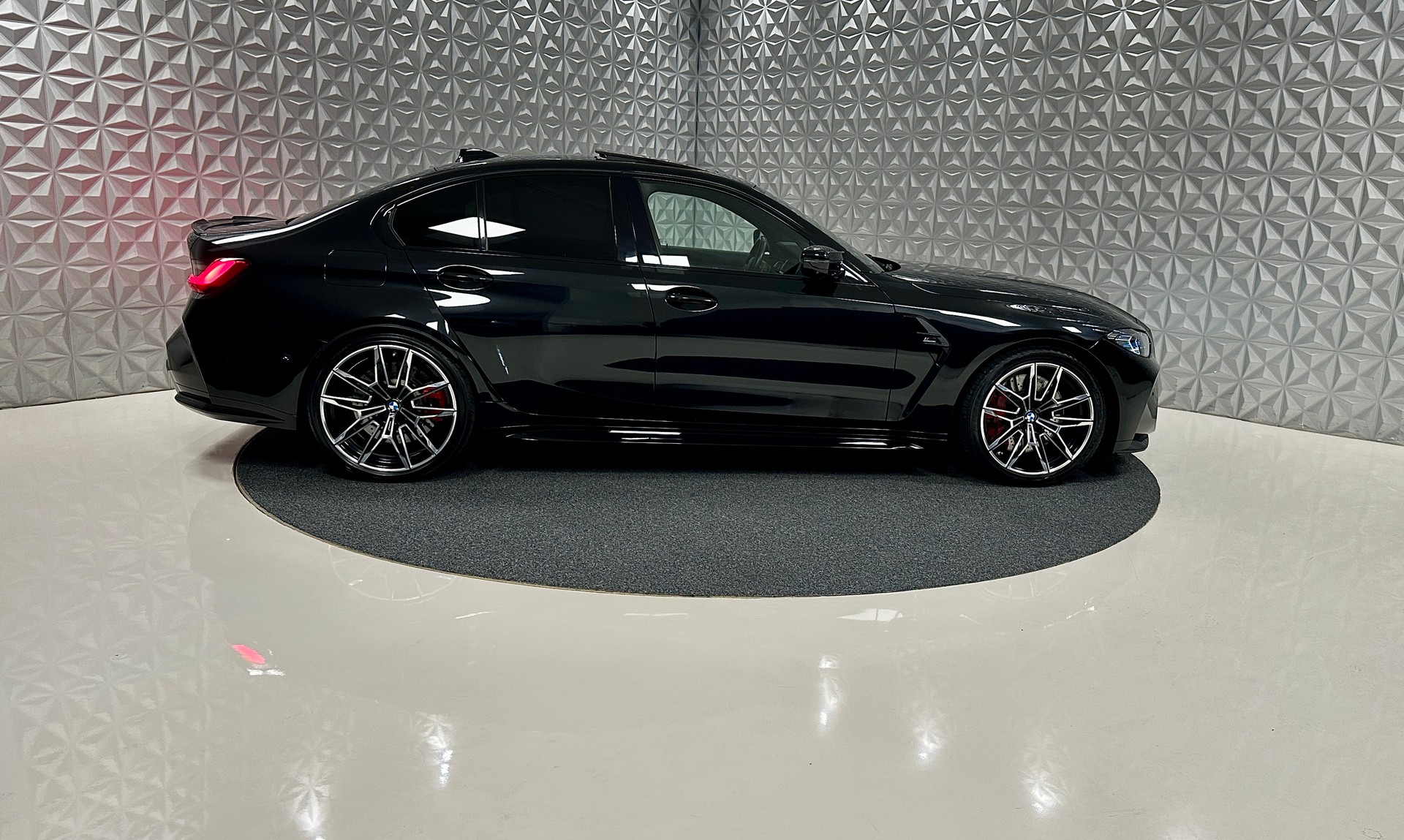 BMW M3 Competition-showroom-element-3