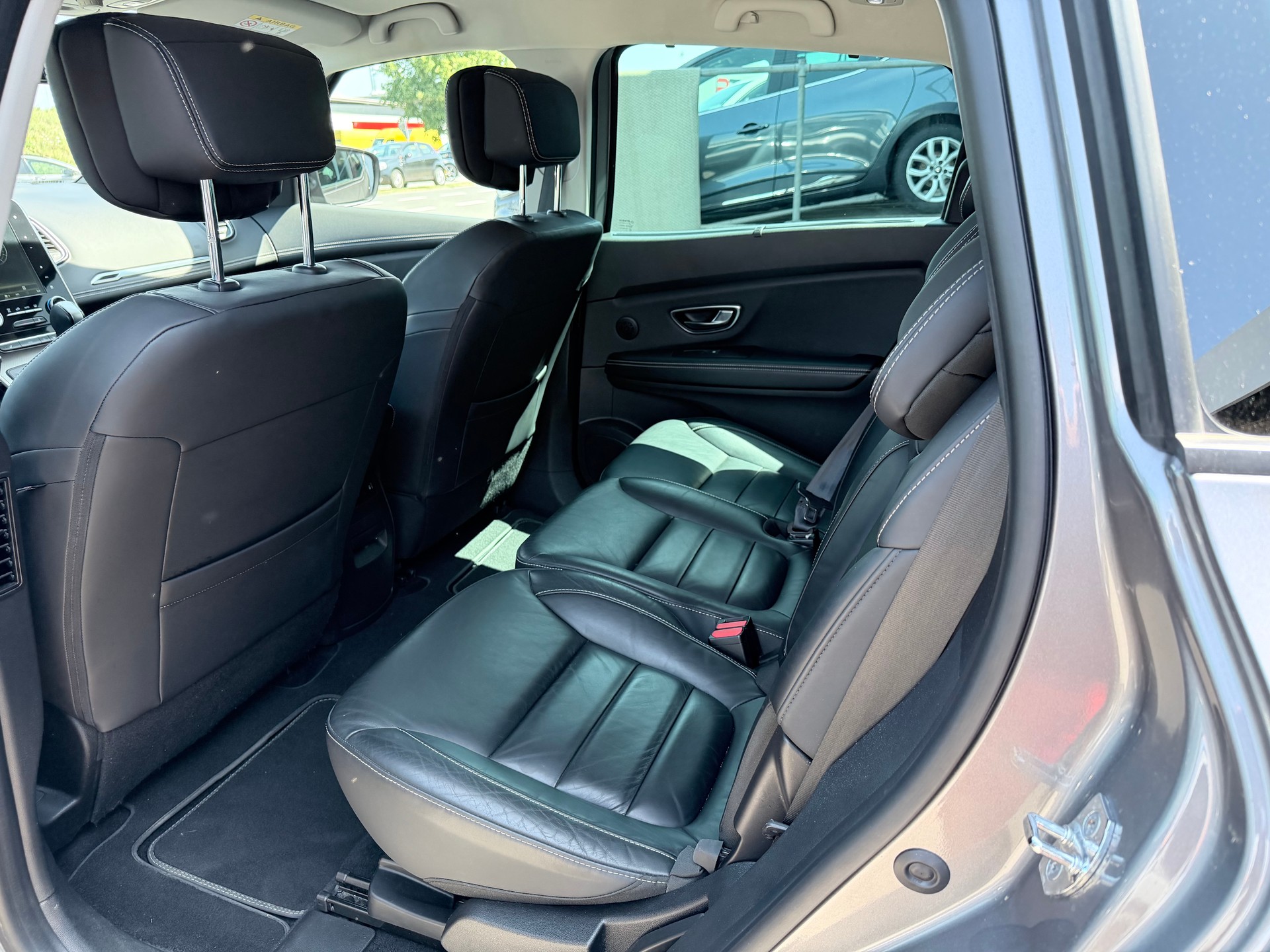 RENAULT Grand Scénic 1.3 16V Turbo Initiale Paris EDC+++PANORAMA+++LEDER+++7-PLÄTZER+++-image-14