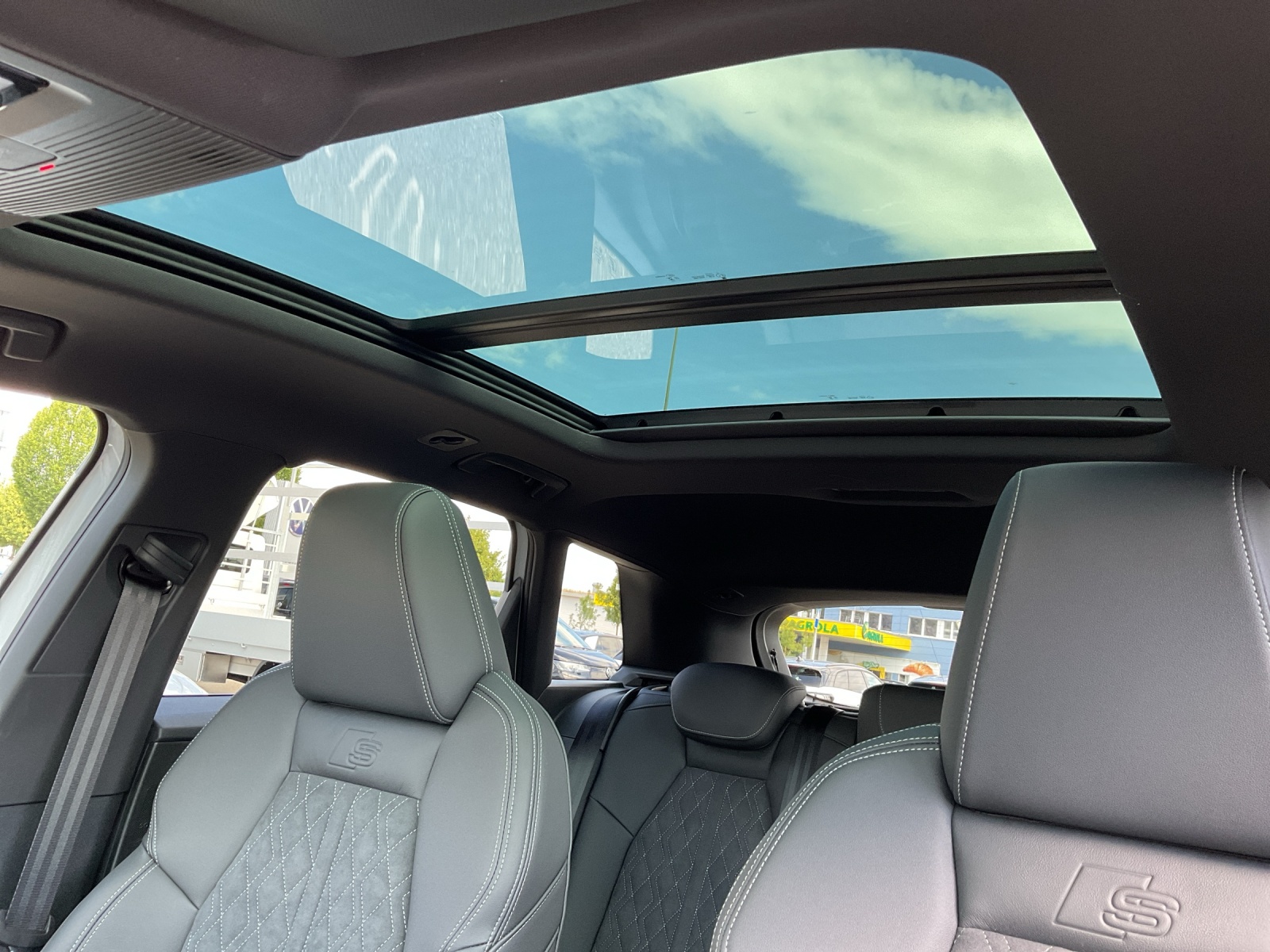 AUDI Q4 e-tron SUV quattro performance Swiss Ski-image-14