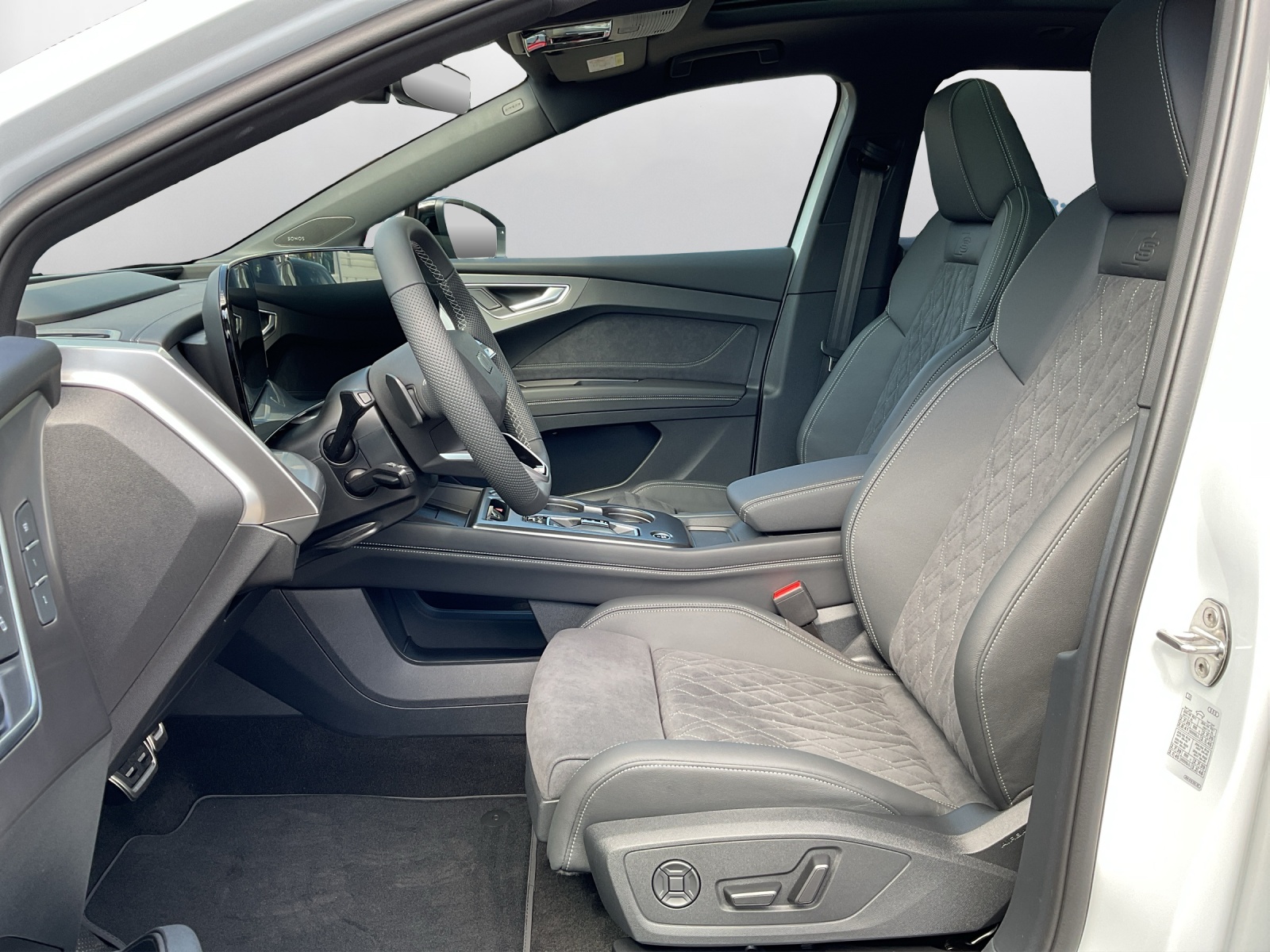 AUDI Q4 e-tron SUV quattro performance Swiss Ski-image-9