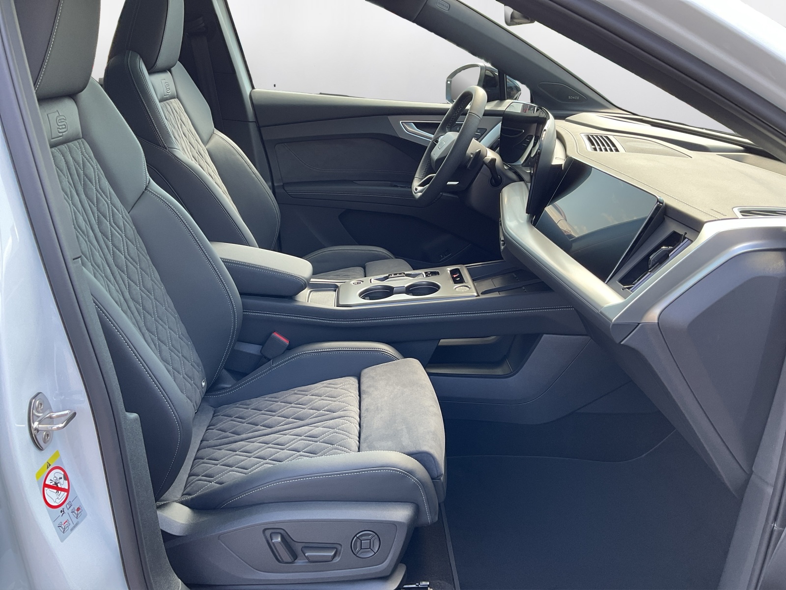 AUDI Q4 e-tron SUV quattro performance Swiss Ski-image-13
