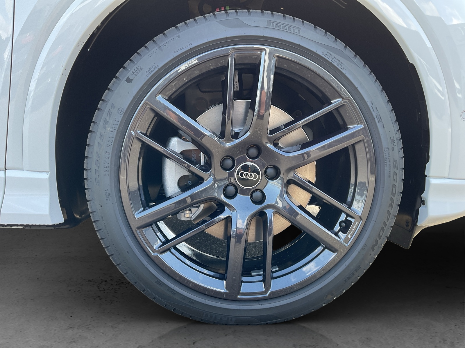 AUDI Q4 e-tron SUV quattro performance Swiss Ski-image-12