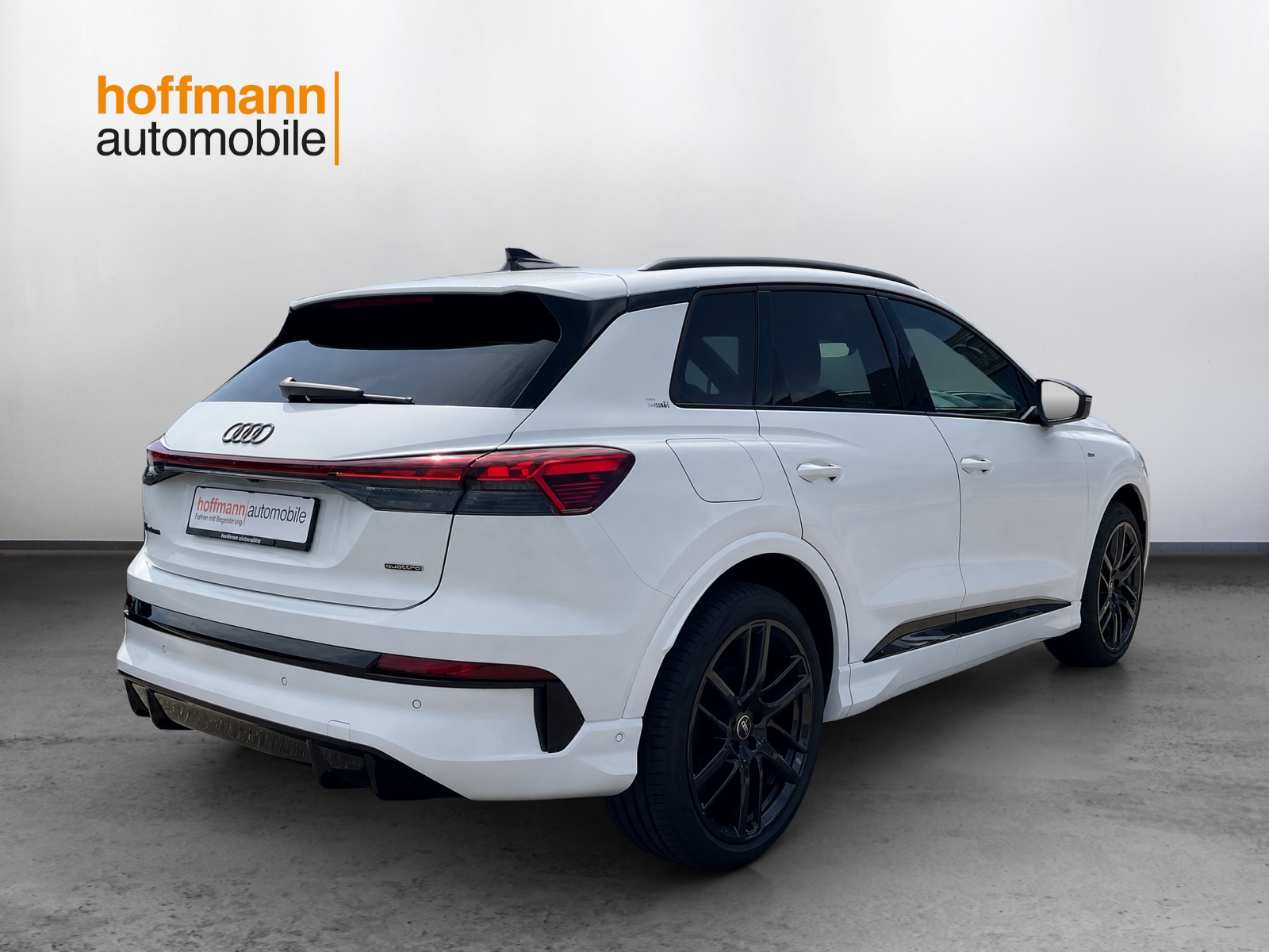 AUDI Q4 e-tron SUV quattro performance Swiss Ski-showroom-element-3