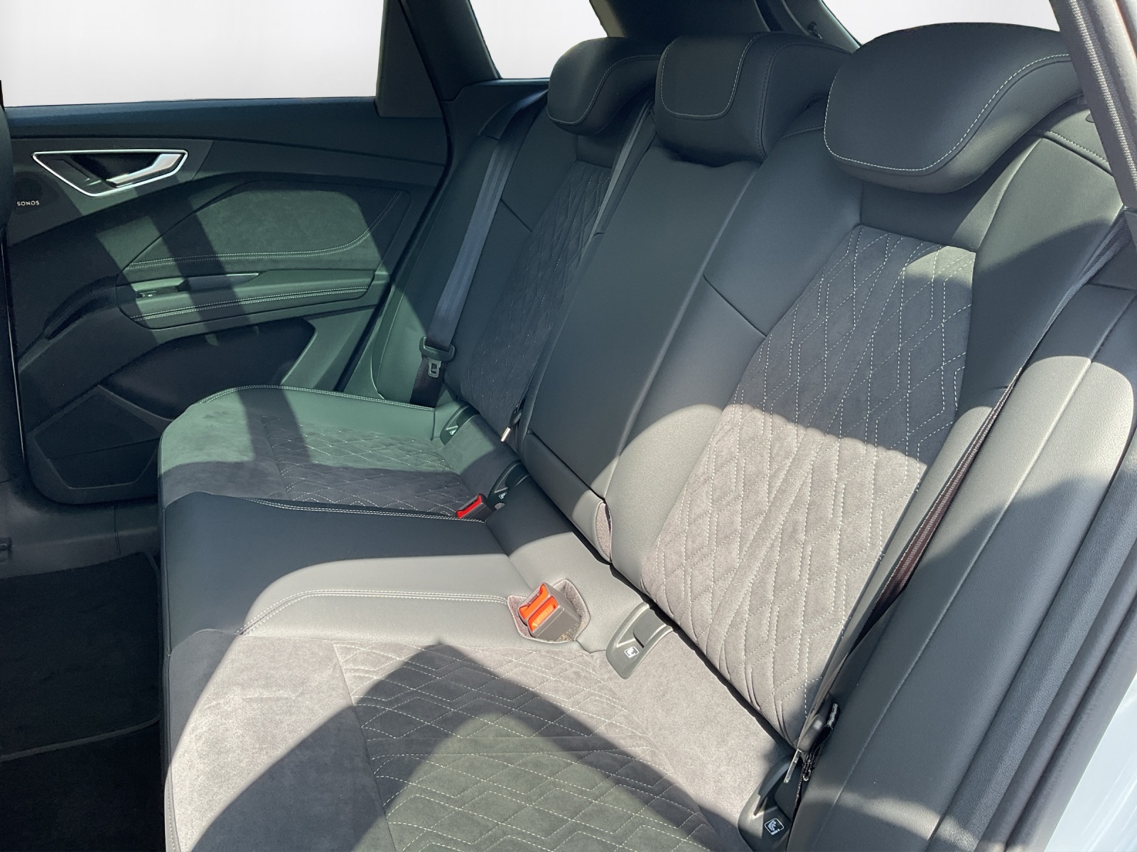 AUDI Q4 e-tron SUV quattro performance Swiss Ski-image-10