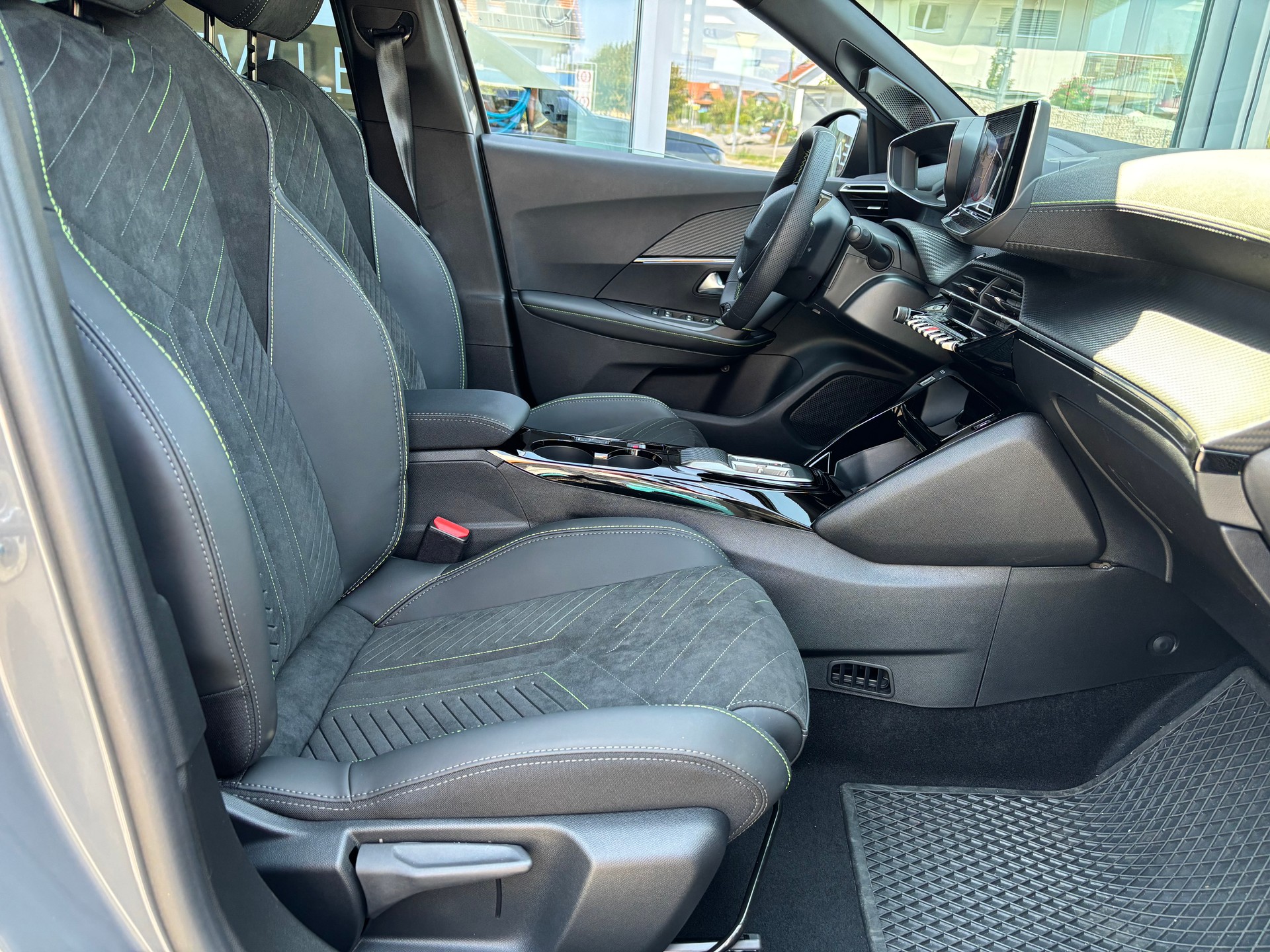 PEUGEOT 2008 1.2 145 MHEV GT Exclusive-image-7